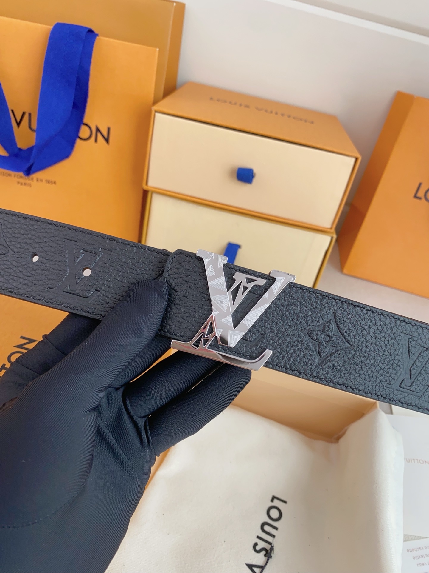  LV 奢华款现代 Taurillon 皮革，饰以雅致大方的标志性 LV 首字母。柔软结实的皮带，双色搭