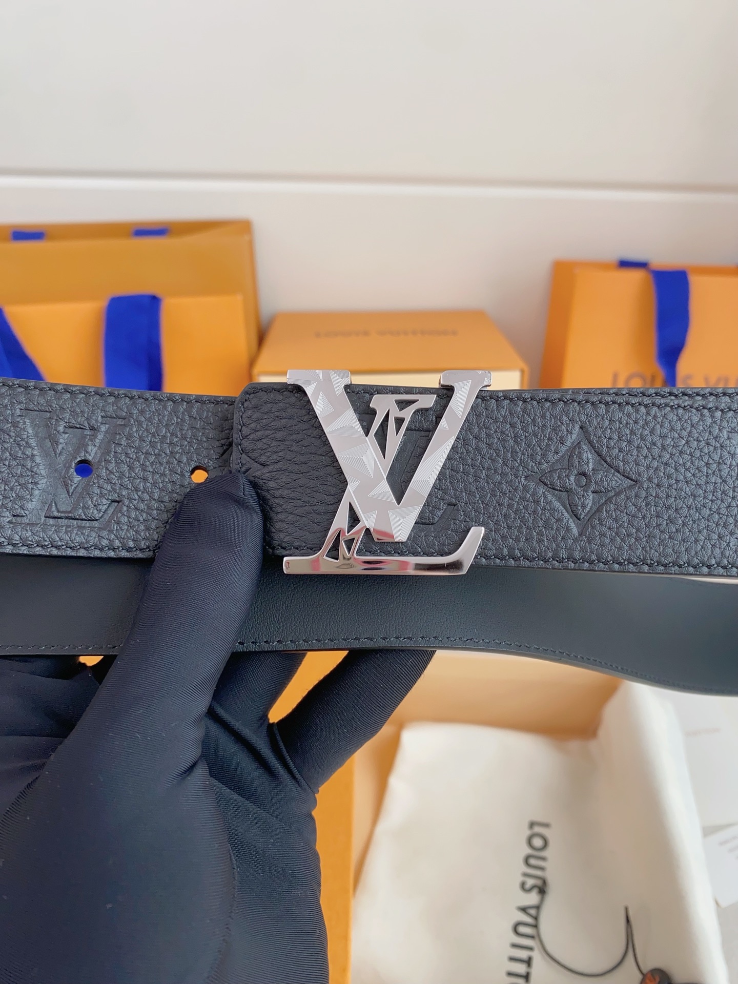  LV 奢华款现代 Taurillon 皮革，饰以雅致大方的标志性 LV 首字母。柔软结实的皮带，双色搭