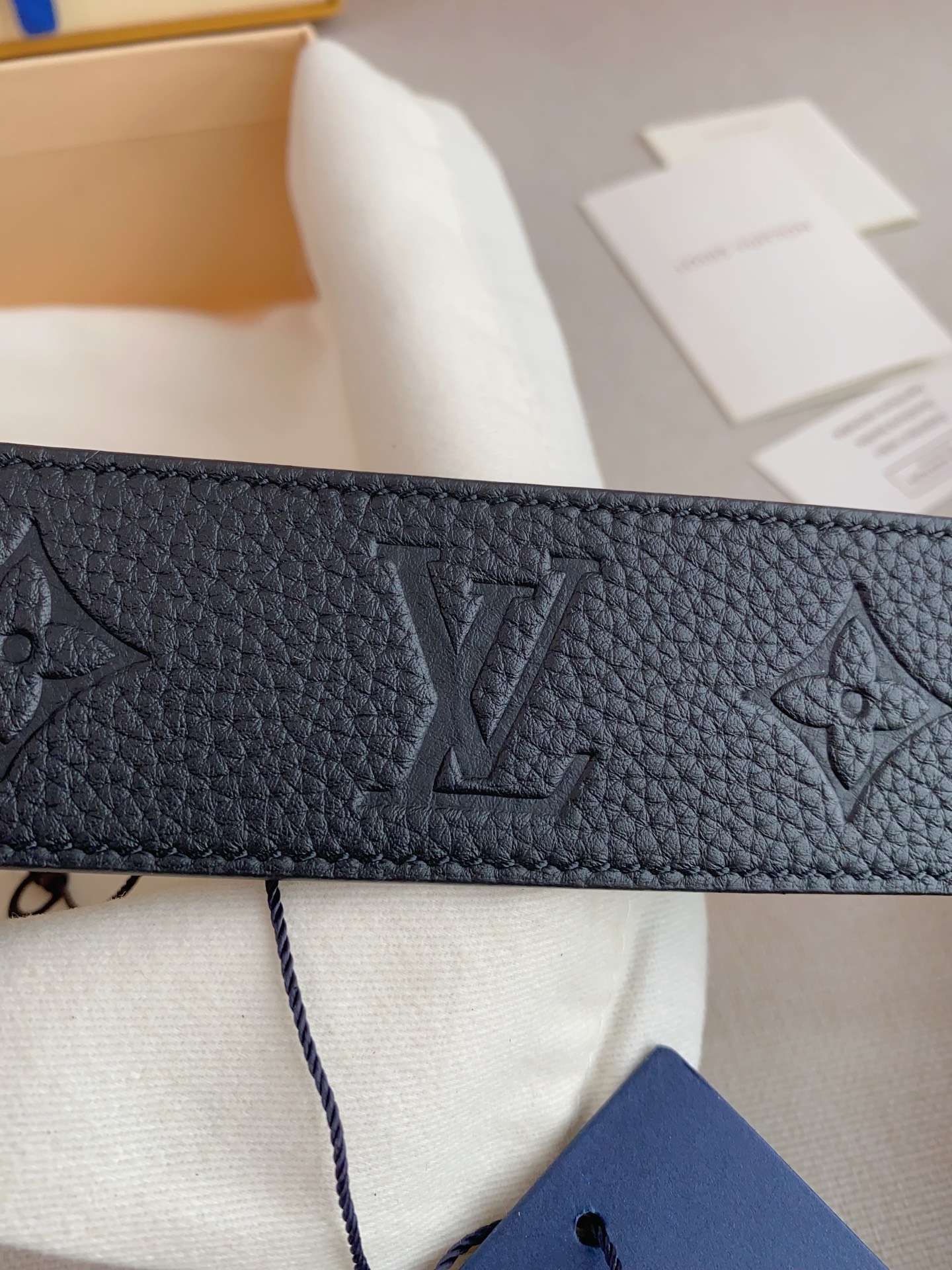  LV 奢华款现代 Taurillon 皮革，饰以雅致大方的标志性 LV 首字母。柔软结实的皮带，双色搭