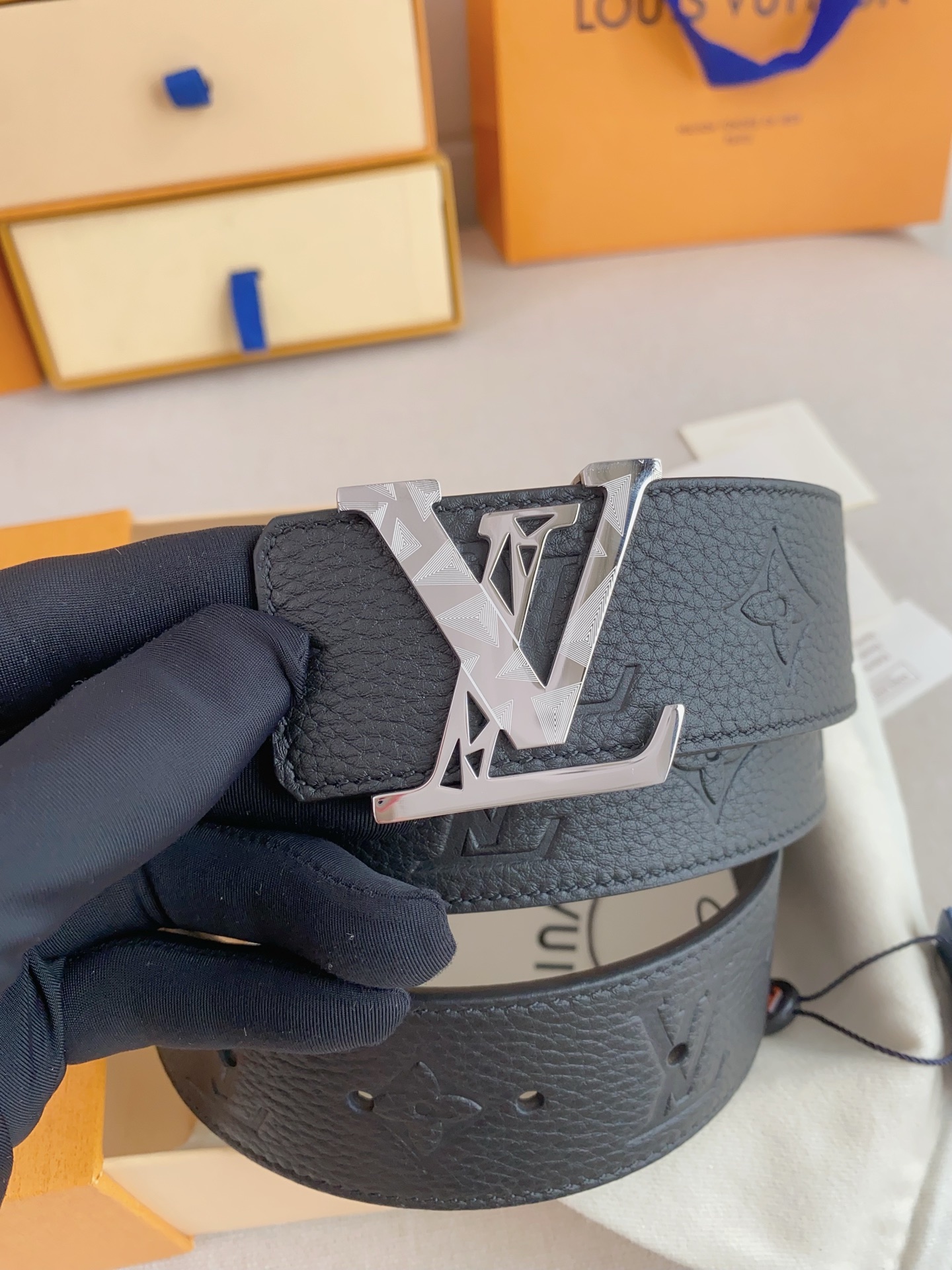  LV 奢华款现代 Taurillon 皮革，饰以雅致大方的标志性 LV 首字母。柔软结实的皮带，双色搭