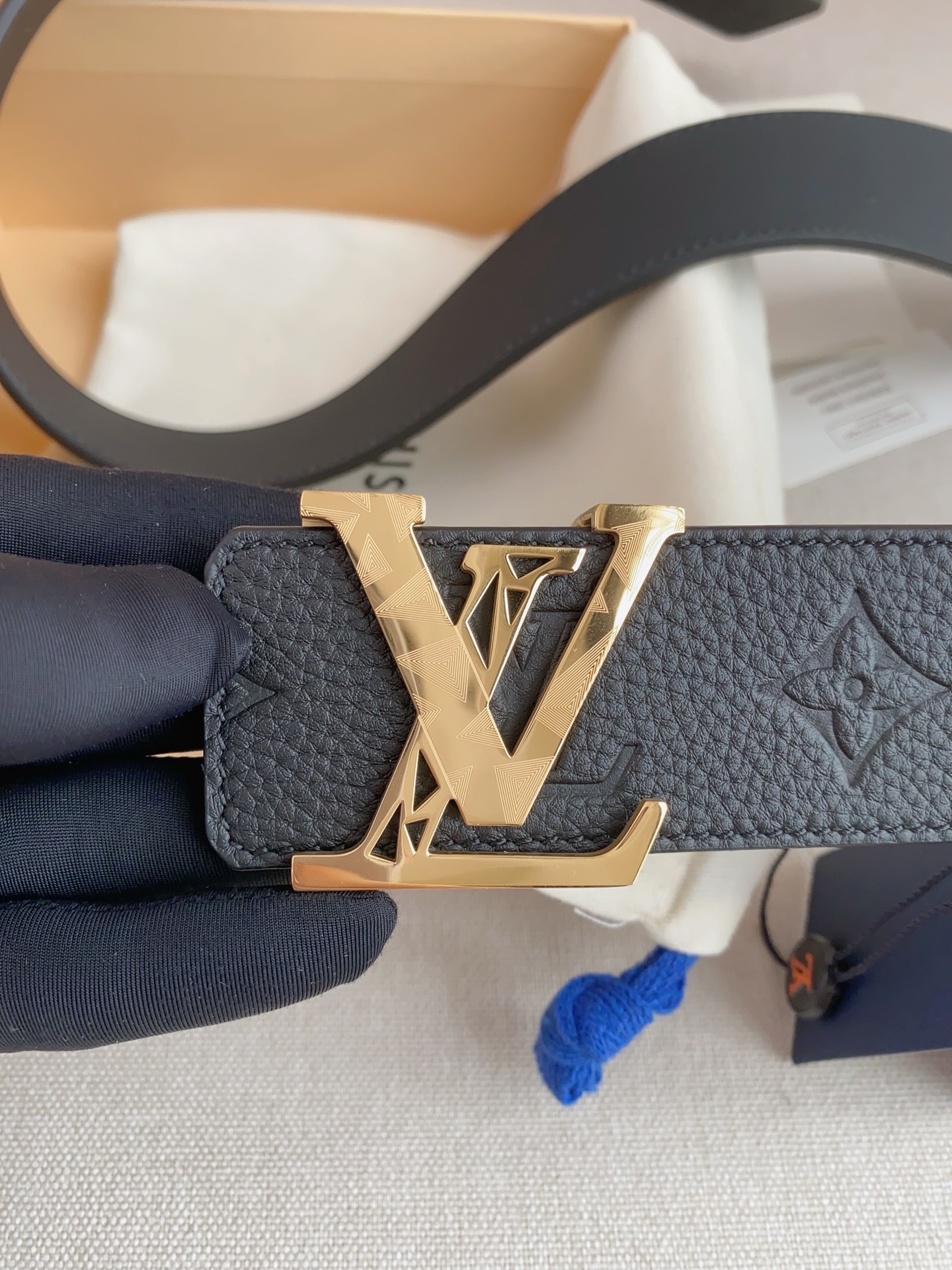  LV 奢华款现代 Taurillon 皮革，饰以雅致大方的标志性 LV 首字母。柔软结实的皮带，双色搭