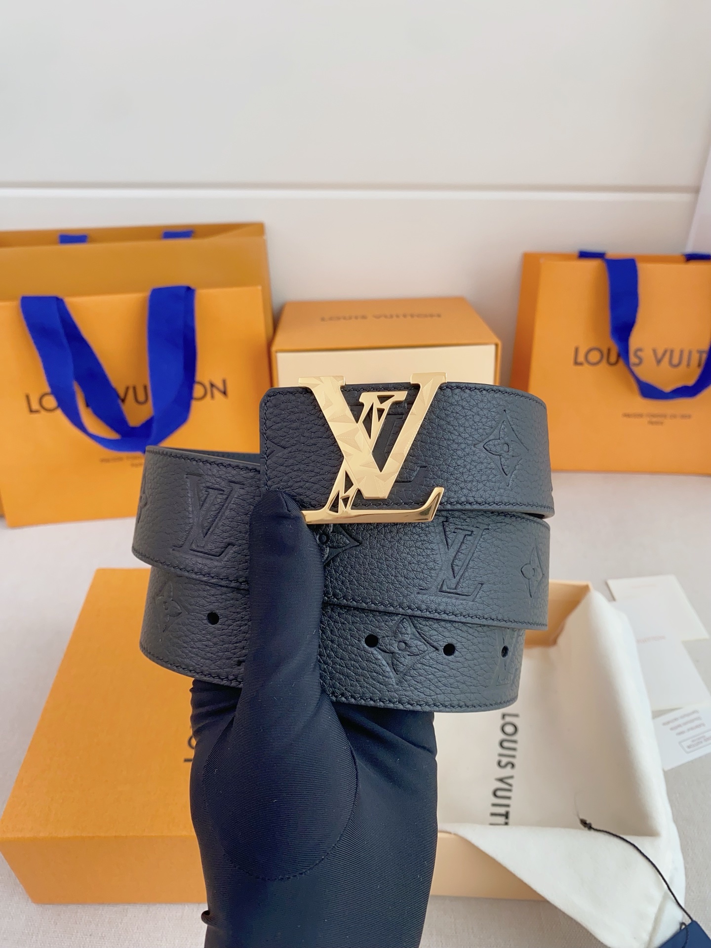  LV 奢华款现代 Taurillon 皮革，饰以雅致大方的标志性 LV 首字母。柔软结实的皮带，双色搭