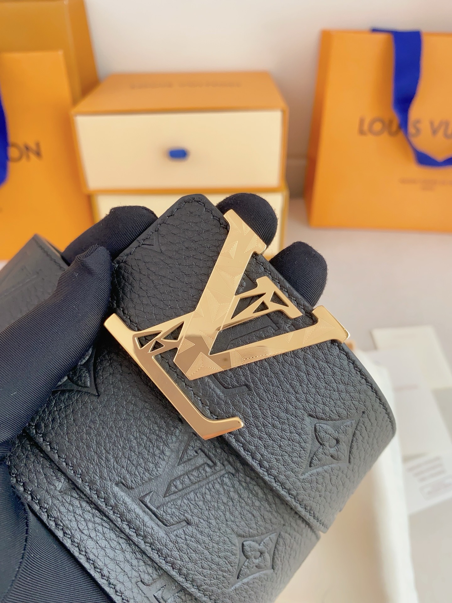  LV 奢华款现代 Taurillon 皮革，饰以雅致大方的标志性 LV 首字母。柔软结实的皮带，双色搭