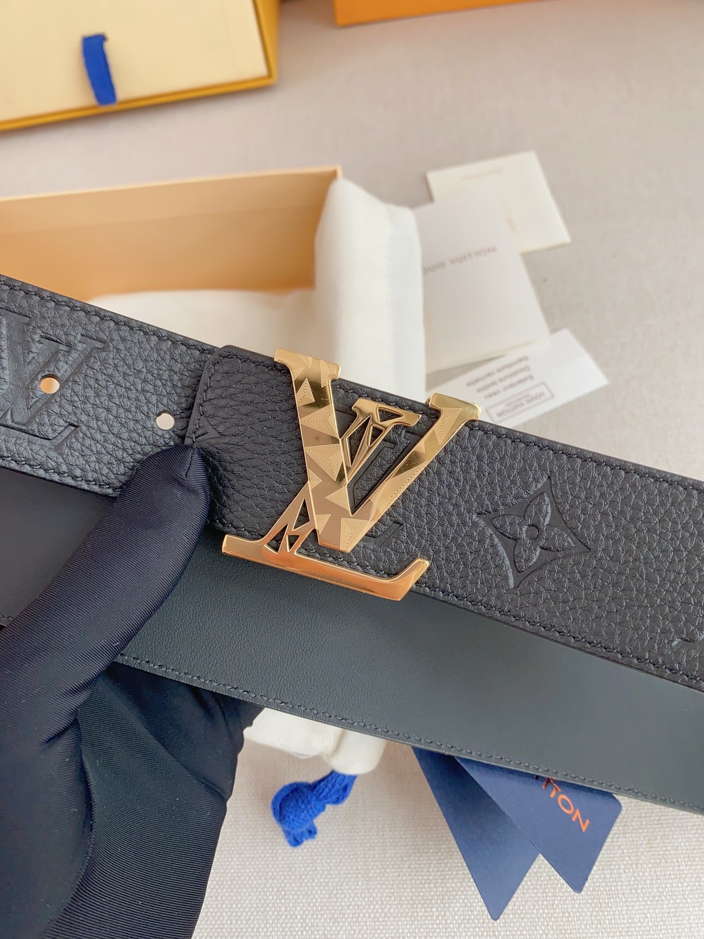  LV 奢华款现代 Taurillon 皮革，饰以雅致大方的标志性 LV 首字母。柔软结实的皮带，双色搭