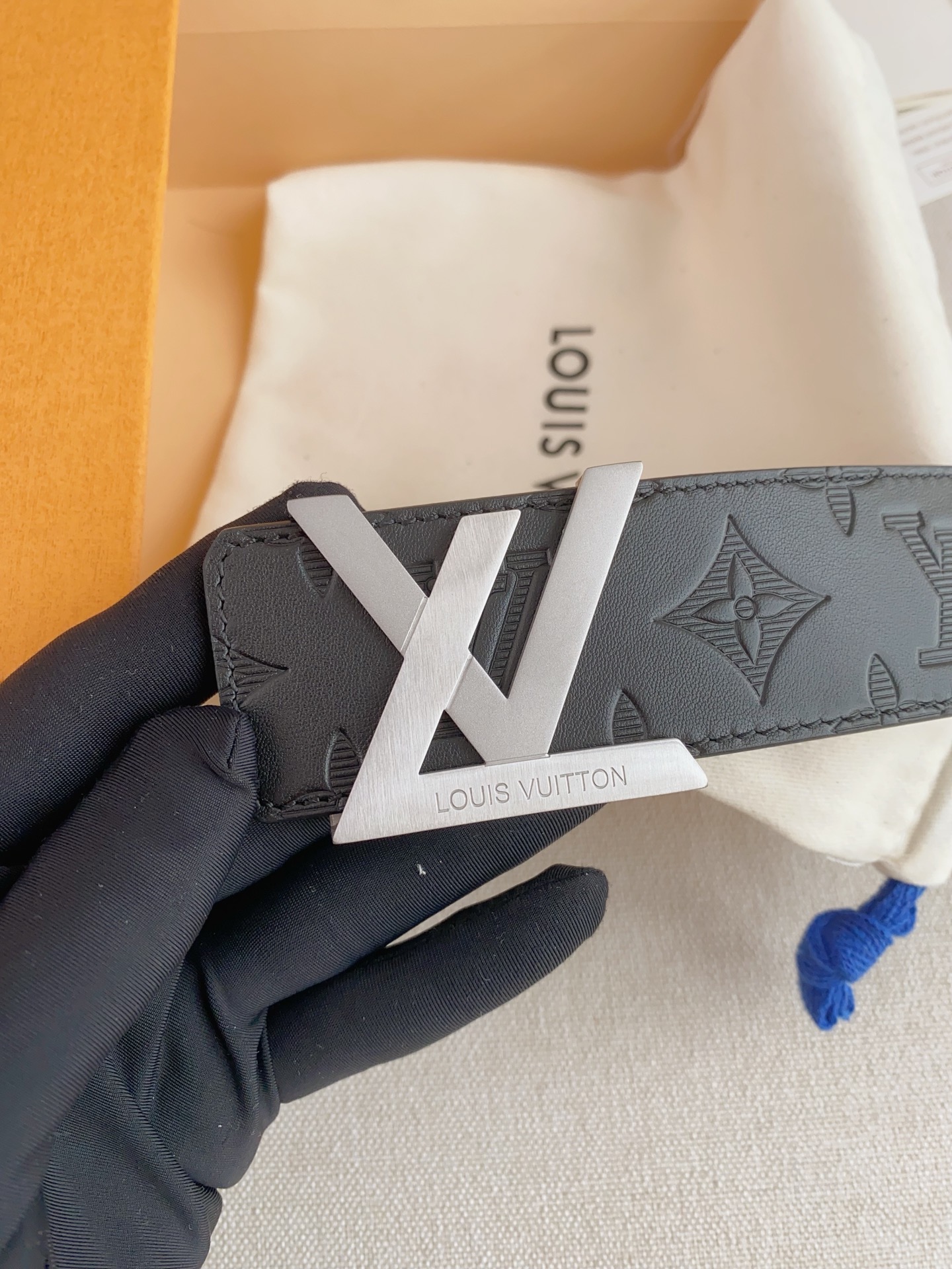  LV 奢华款现代 Taurillon 皮革，饰以雅致大方的标志性 LV 首字母。柔软结实的皮带，双色搭
