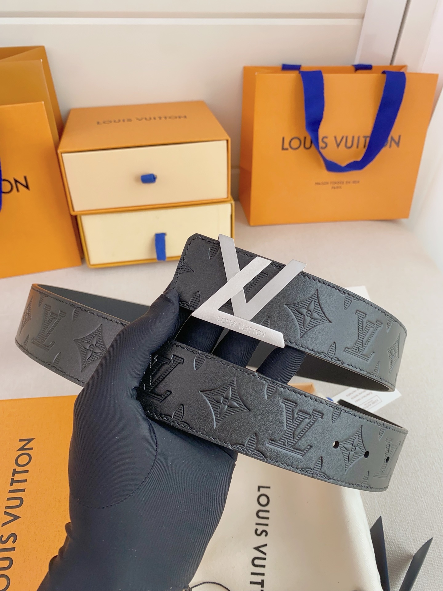  LV 奢华款现代 Taurillon 皮革，饰以雅致大方的标志性 LV 首字母。柔软结实的皮带，双色搭