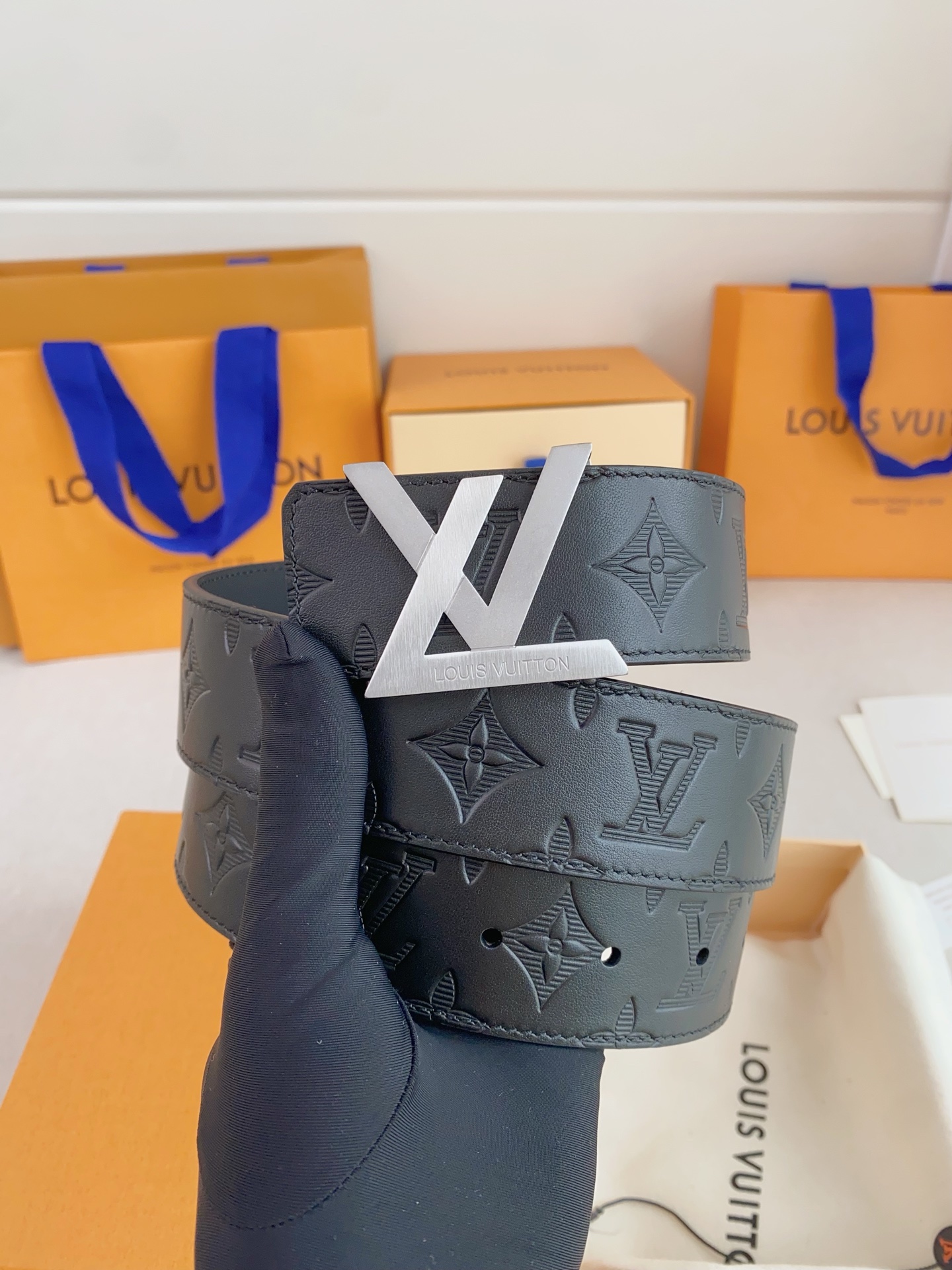  LV 奢华款现代 Taurillon 皮革，饰以雅致大方的标志性 LV 首字母。柔软结实的皮带，双色搭
