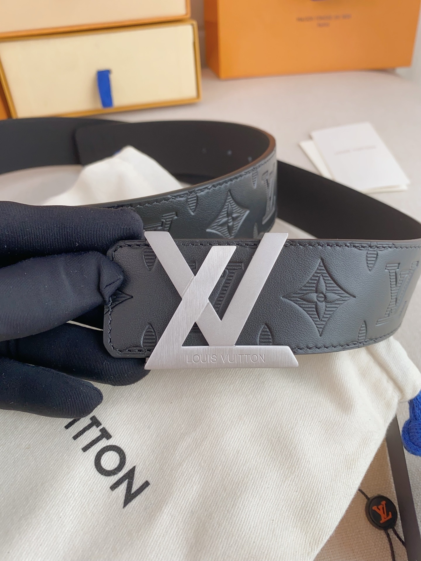  LV 奢华款现代 Taurillon 皮革，饰以雅致大方的标志性 LV 首字母。柔软结实的皮带，双色搭