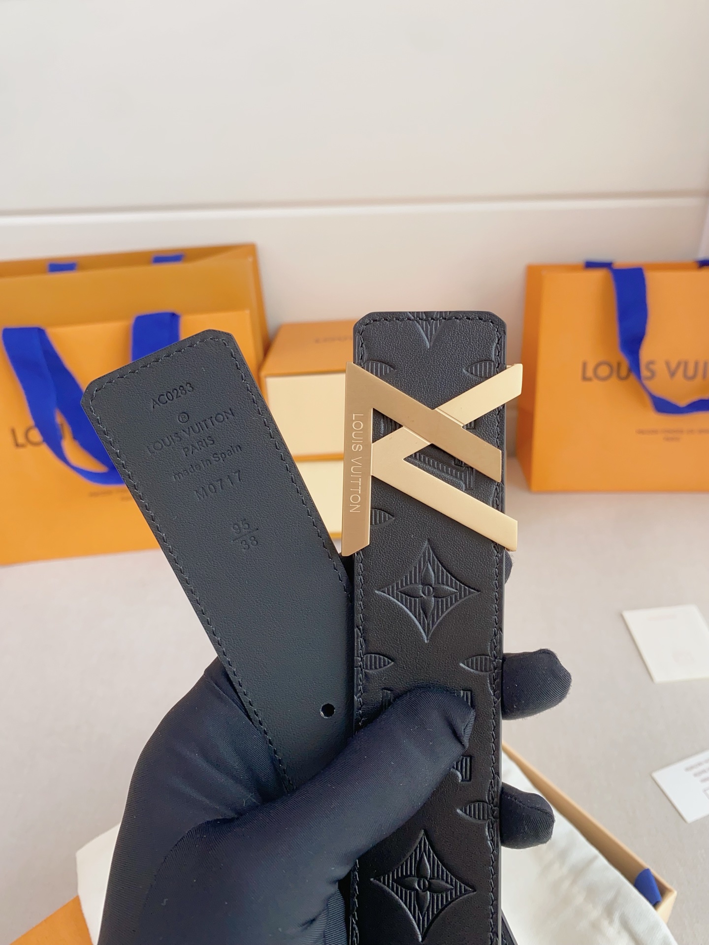  LV 奢华款现代 Taurillon 皮革，饰以雅致大方的标志性 LV 首字母。柔软结实的皮带，双色搭