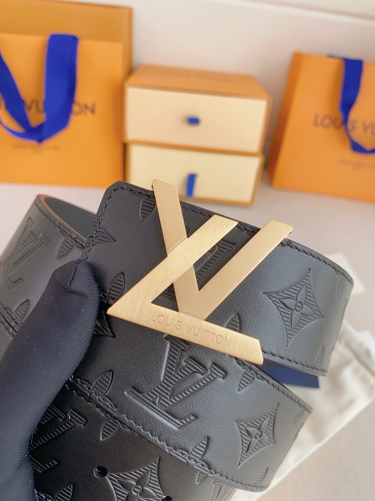  LV 奢华款现代 Taurillon 皮革，饰以雅致大方的标志性 LV 首字母。柔软结实的皮带，双色搭