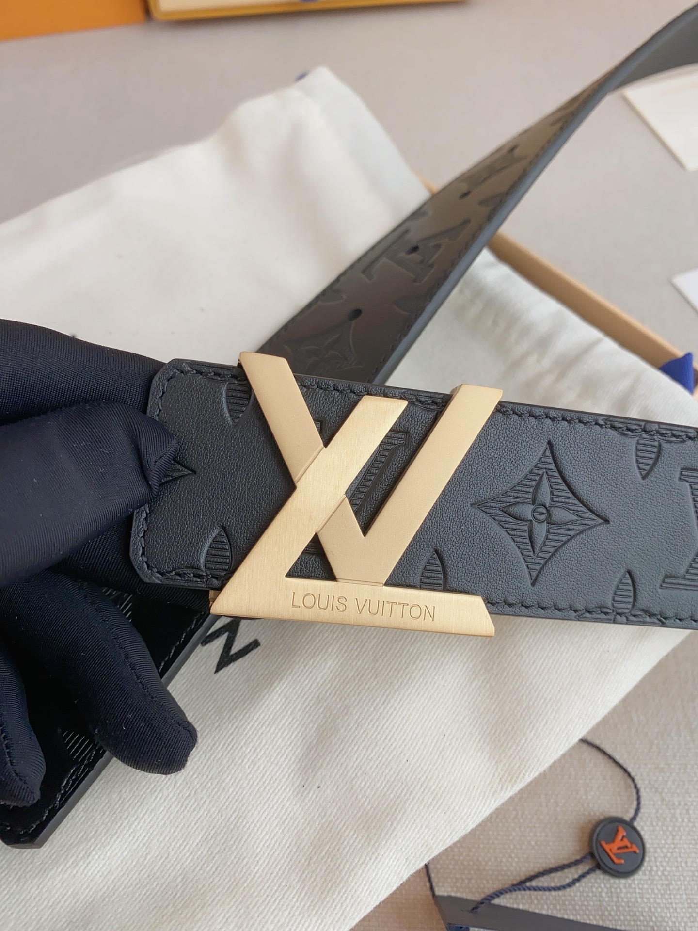  LV 奢华款现代 Taurillon 皮革，饰以雅致大方的标志性 LV 首字母。柔软结实的皮带，双色搭