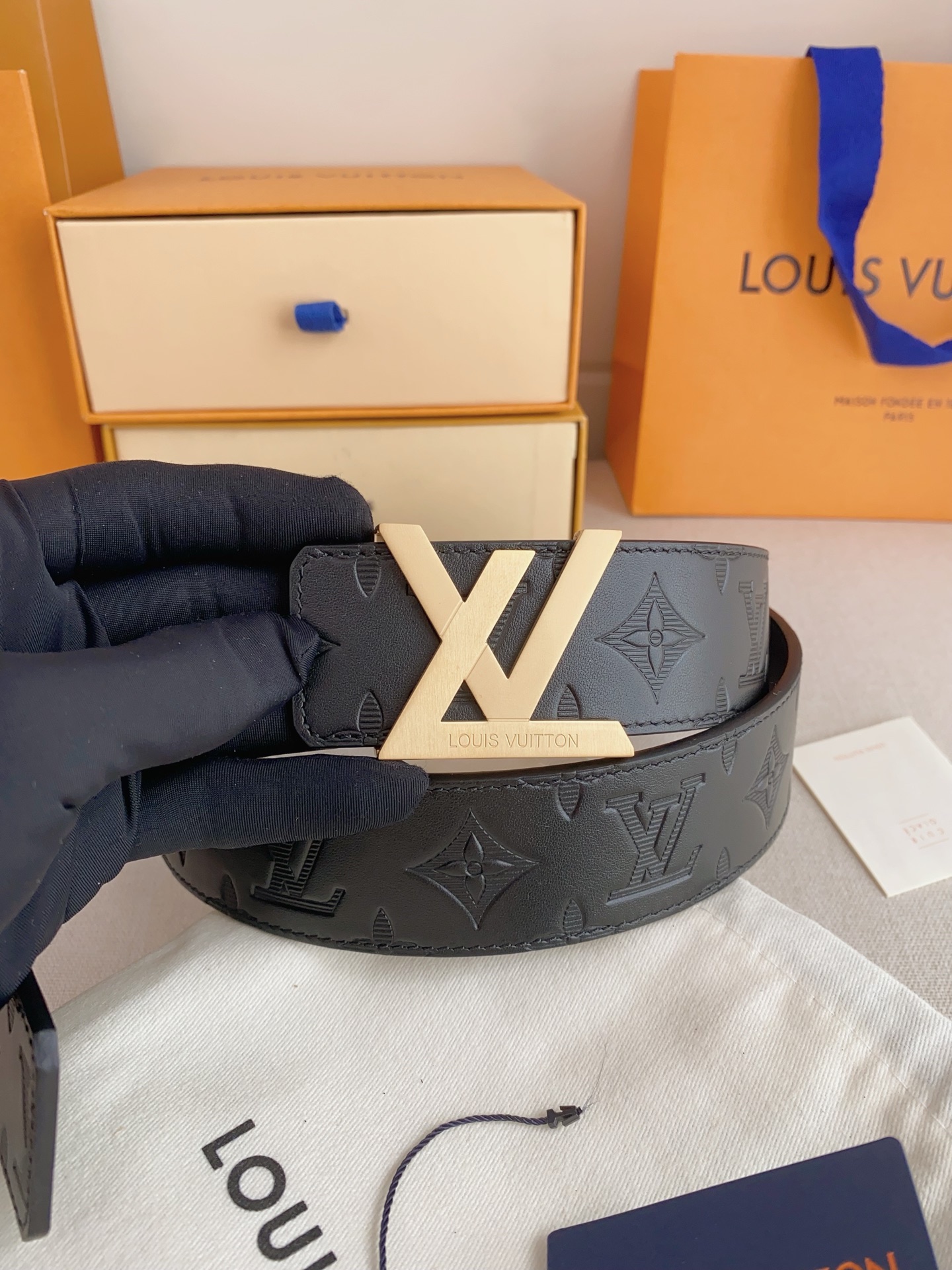  LV 奢华款现代 Taurillon 皮革，饰以雅致大方的标志性 LV 首字母。柔软结实的皮带，双色搭