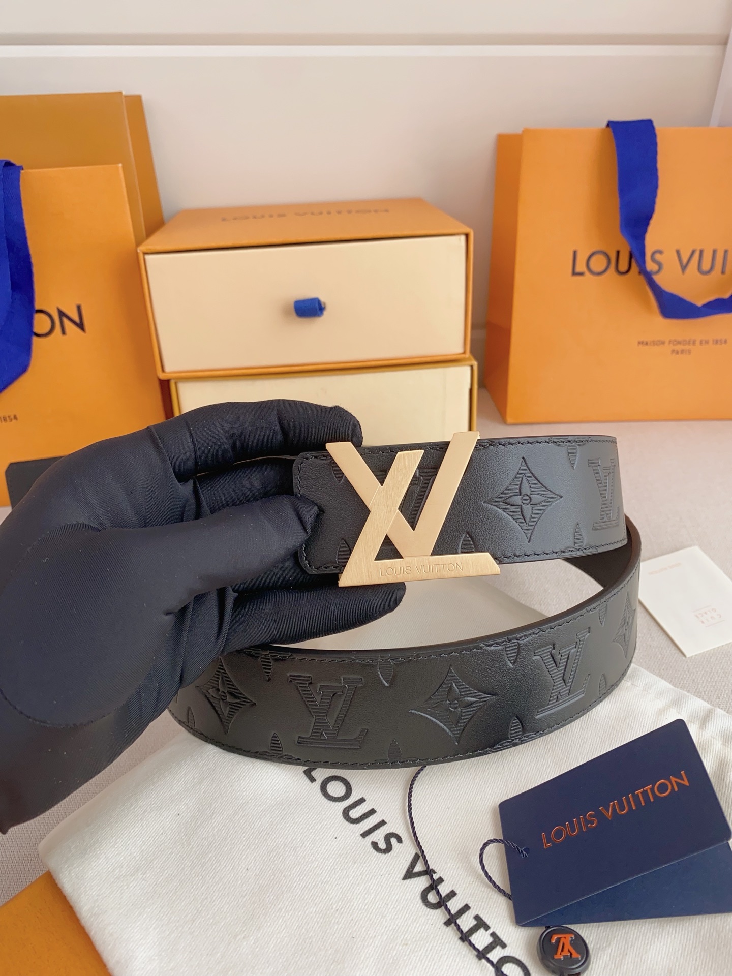  LV 奢华款现代 Taurillon 皮革，饰以雅致大方的标志性 LV 首字母。柔软结实的皮带，双色搭
