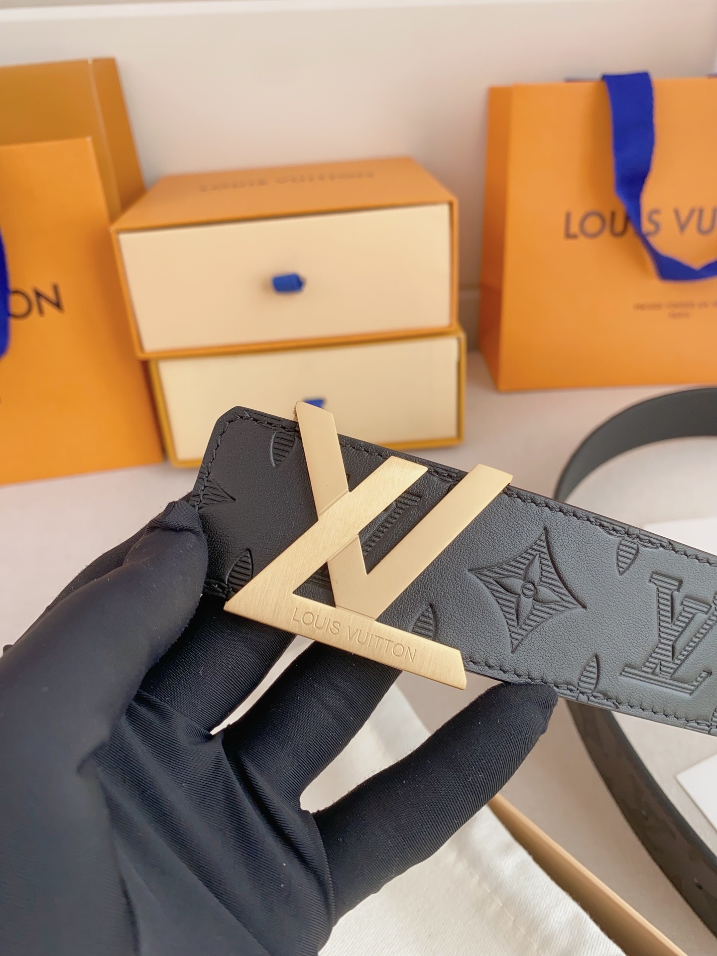 LV 奢华款现代 Taurillon 皮革，饰以雅致大方的标志性 LV 首字母。柔软结实的皮带，双色搭