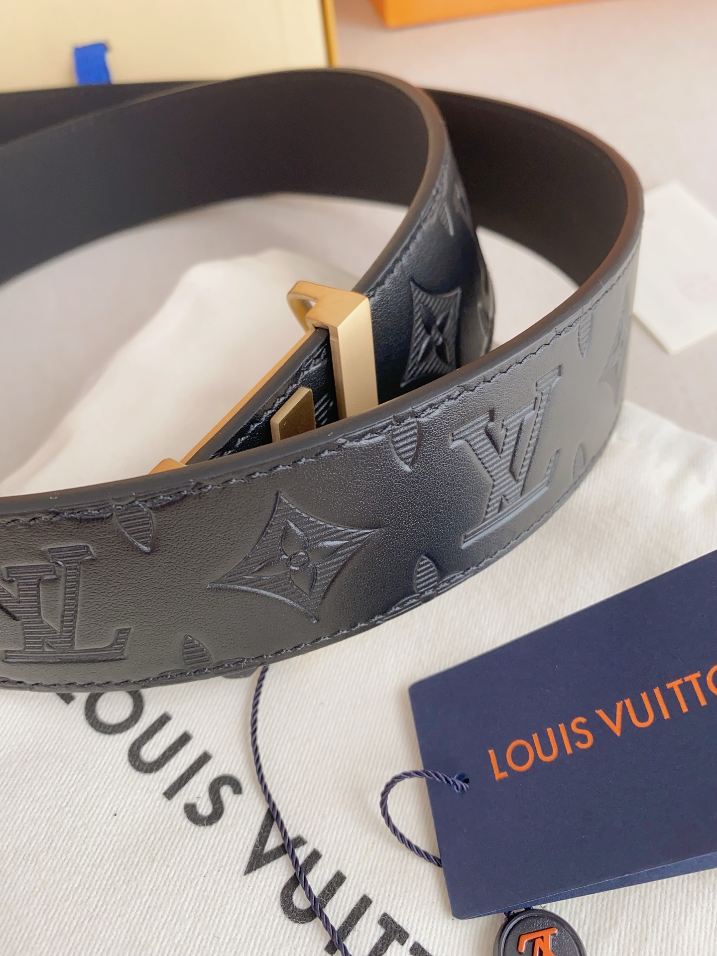  LV 奢华款现代 Taurillon 皮革，饰以雅致大方的标志性 LV 首字母。柔软结实的皮带，双色搭