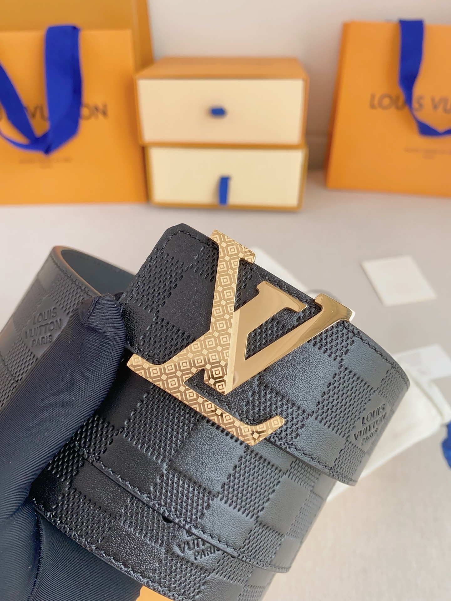  LV 奢华款现代 Taurillon 皮革，饰以雅致大方的标志性 LV 首字母。柔软结实的皮带，双色搭