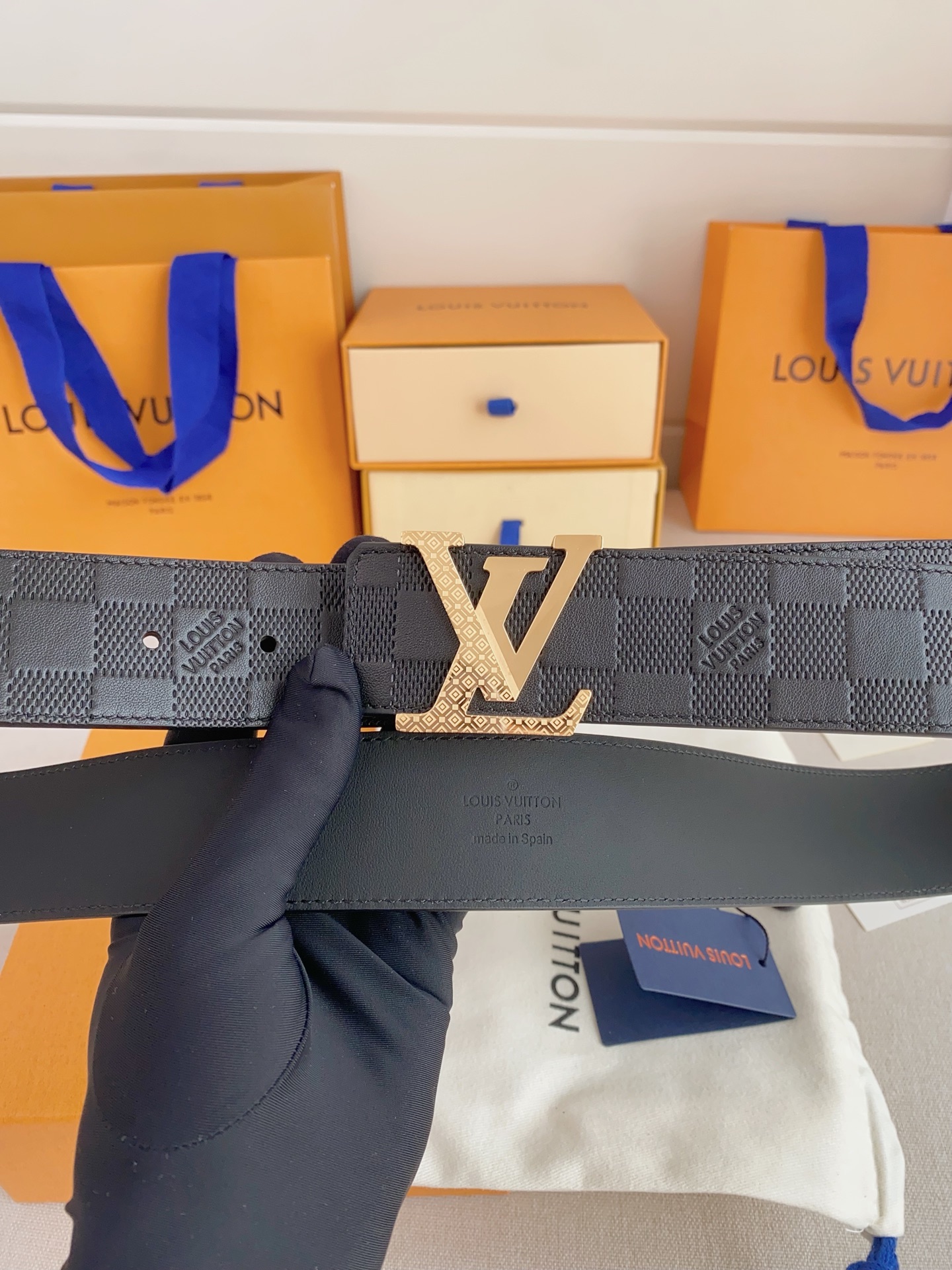 LV 奢华款现代 Taurillon 皮革，饰以雅致大方的标志性 LV 首字母。柔软结实的皮带，双色搭