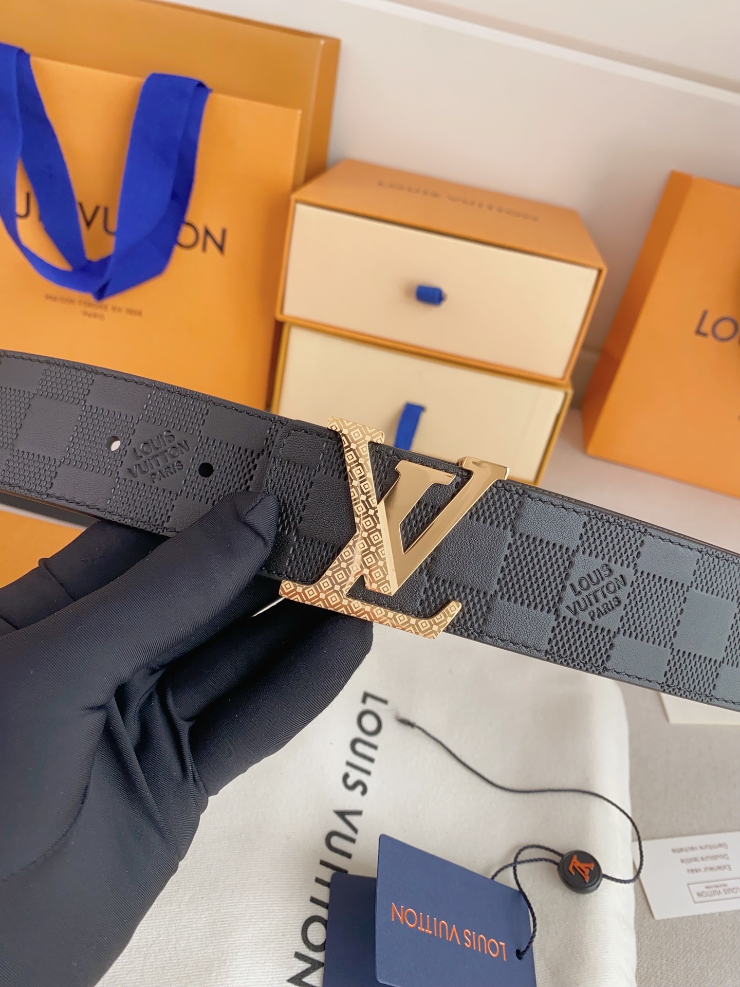  LV 奢华款现代 Taurillon 皮革，饰以雅致大方的标志性 LV 首字母。柔软结实的皮带，双色搭