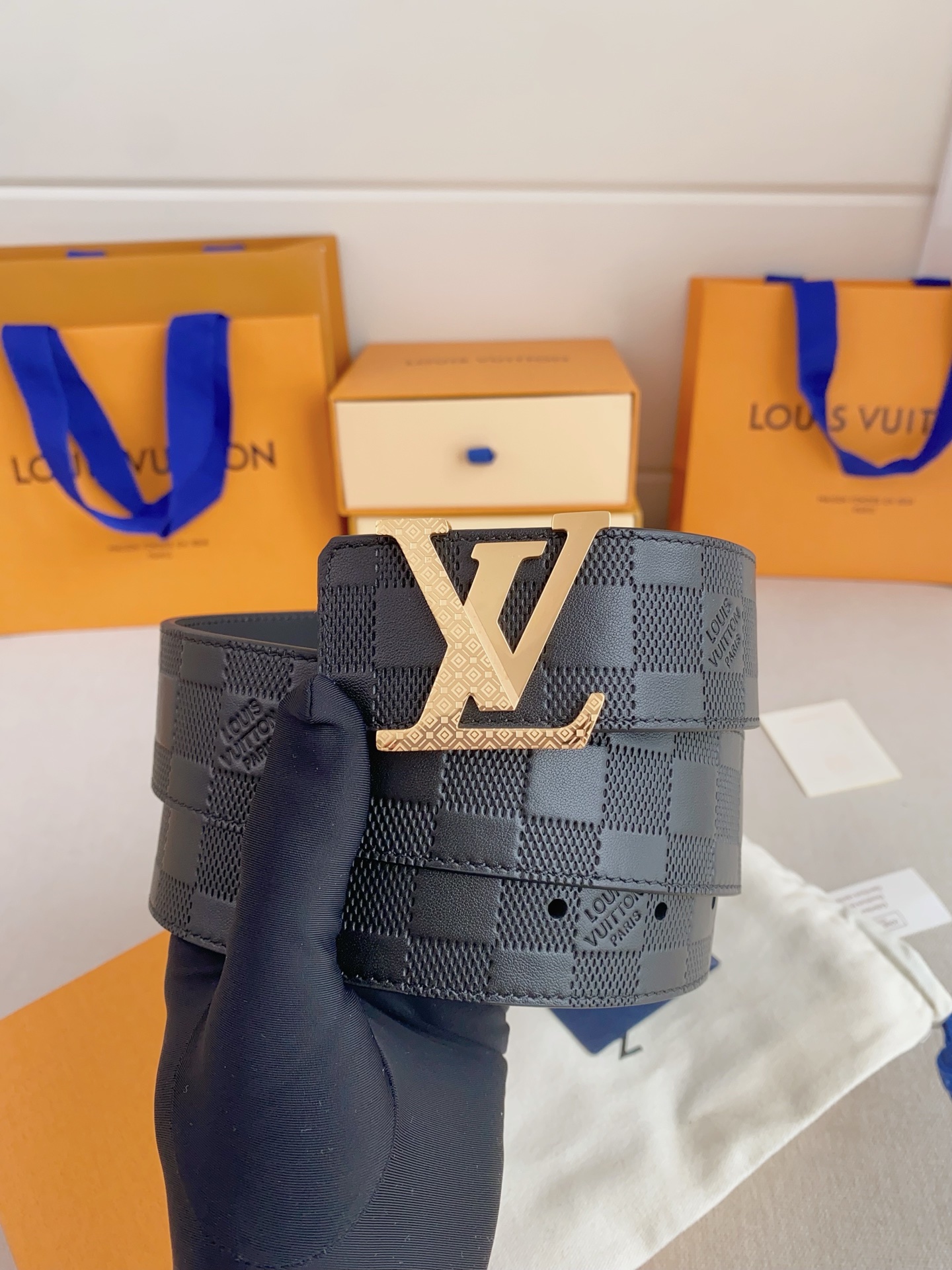  LV 奢华款现代 Taurillon 皮革，饰以雅致大方的标志性 LV 首字母。柔软结实的皮带，双色搭