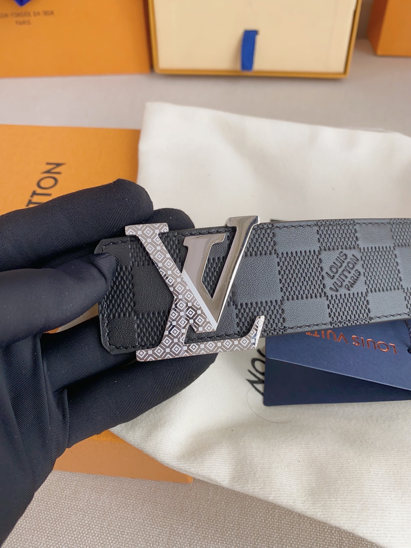  LV 奢华款现代 Taurillon 皮革，饰以雅致大方的标志性 LV 首字母。柔软结实的皮带，双色搭