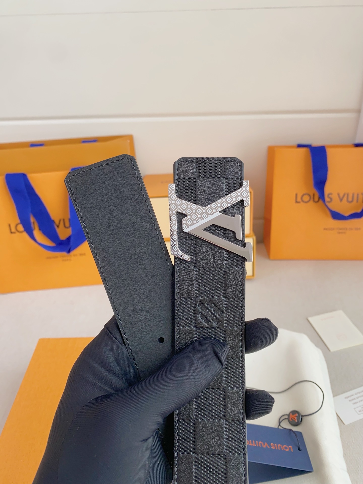  LV 奢华款现代 Taurillon 皮革，饰以雅致大方的标志性 LV 首字母。柔软结实的皮带，双色搭