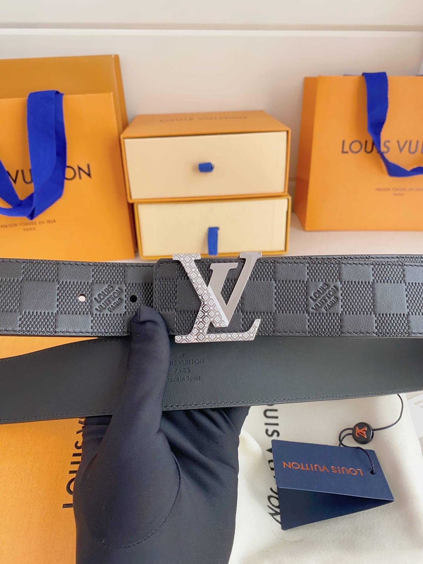  LV 奢华款现代 Taurillon 皮革，饰以雅致大方的标志性 LV 首字母。柔软结实的皮带，双色搭