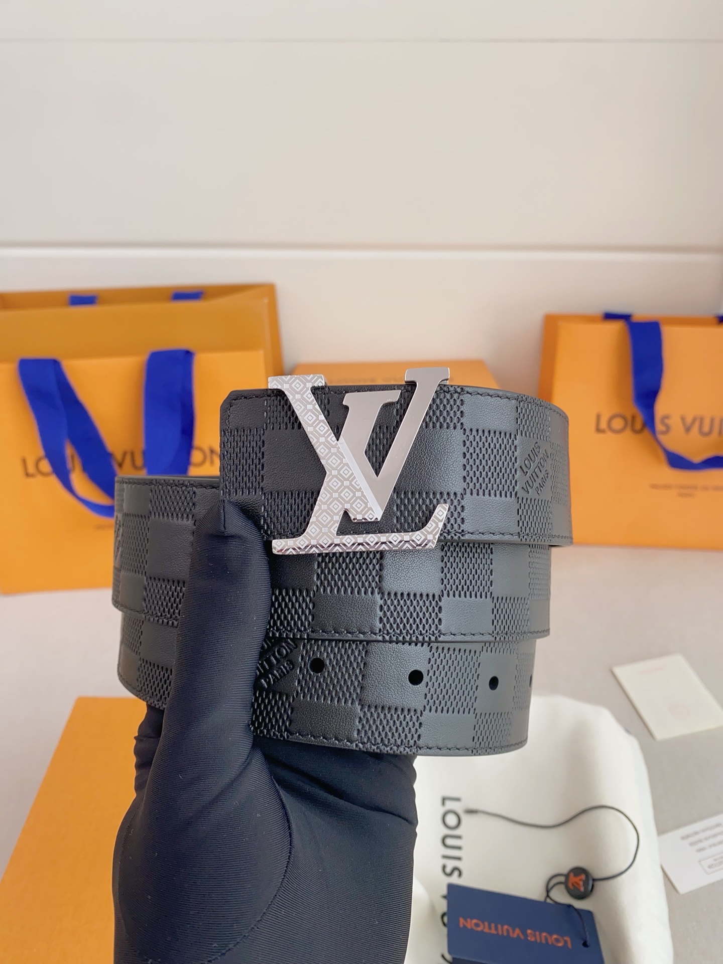  LV 奢华款现代 Taurillon 皮革，饰以雅致大方的标志性 LV 首字母。柔软结实的皮带，双色搭