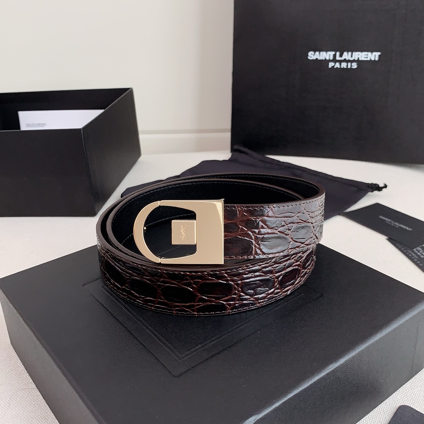 Ceinture Yves Saint Laurent en cuir façon croco avec boucle YSL dorée