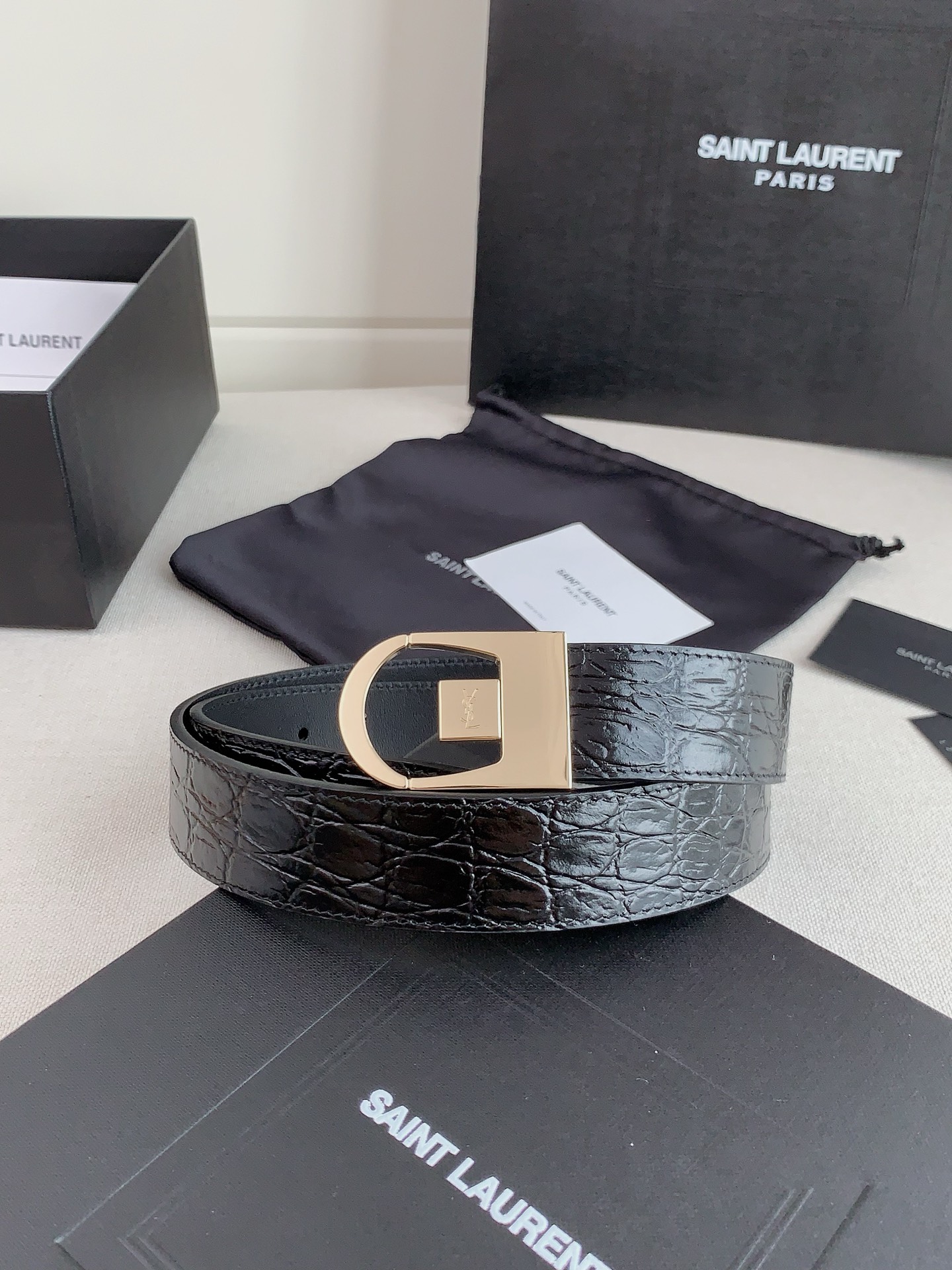 Cinturón Yves Saint Laurent de piel de cocodrilo con hebilla dorada