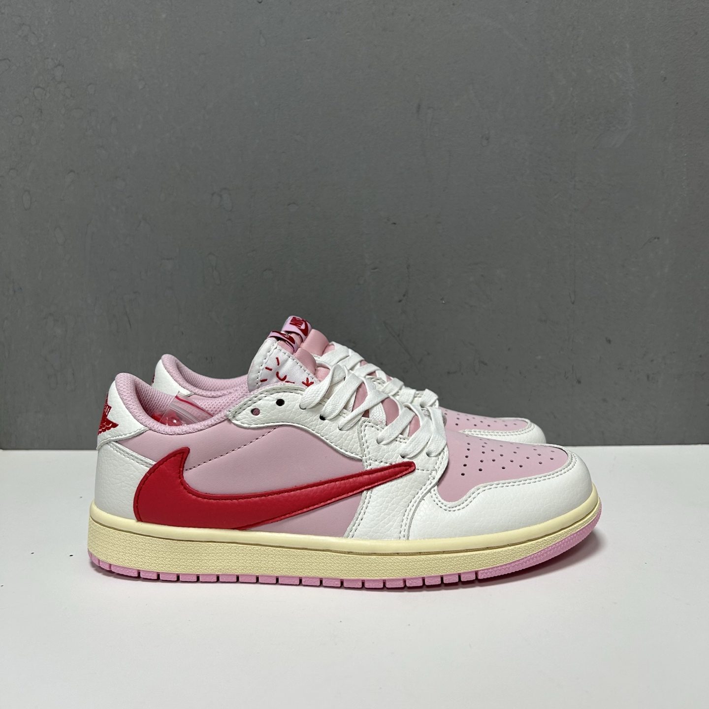 NO:898228,Real-price first-layer version of Travis Scott x Air Jordan 1 AJ1 Low Barb Low-top Prime Asia original leather material with clear velvet feel, perfectly realistic grimace logo on the heel, perfect shoe shape. Compared with the company's bare shoe-like craftsmanship, this is the cleanest version with the strongest shoe shape details currently on the market!  size36 36.5 37.5 38 38.5 39 40 40.5 41 42 42.5 43 44 44.5 45 46,19860909实价 头层版本 Travis Scott x Air Jordan 1 AJ1 Low 倒钩 低帮Prime Asia 原厂皮料 绒感清晰,后跟鬼脸logo完美逼真 ,完美鞋型 对比公司裸鞋般工艺,目前市面清洁度鞋型细节最强性版本！ size36 36.5 37.5 38 38.5 39 40 40.5 41 42 42.5 43 44 44.5 45 46,,Men's shoes