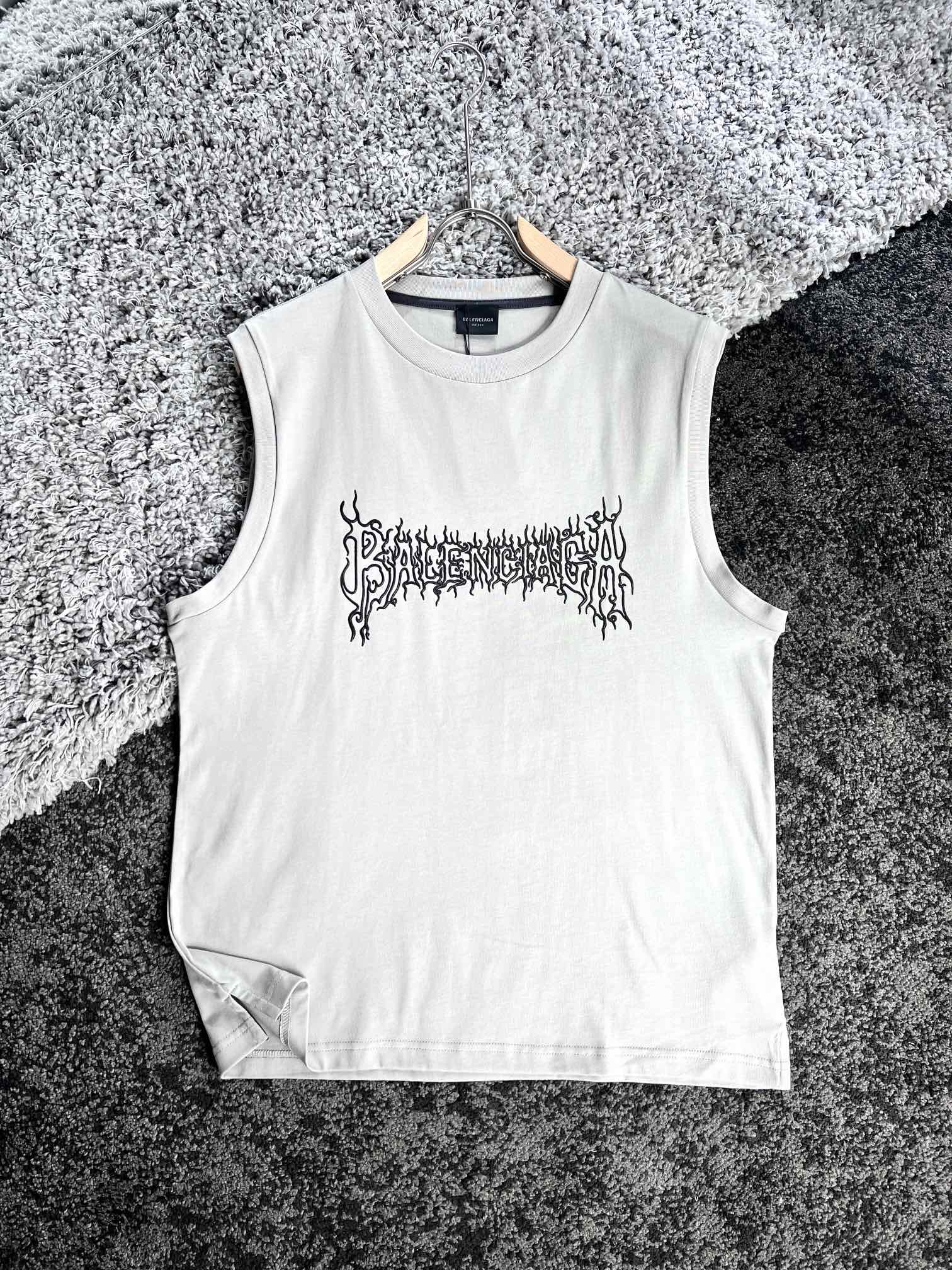 NO:135392,Balenciaga*Balenciaga Size Long Clothes Bust and Width Shoulders XS 7254 38 S 7456 39 M 7658 40 L 7860 41 Recommended Size XS/ 100-130S/130-150M/ 150-170L/170-200 SS Spring and Summer New Alphabet Seal Vest *Use 260g double strand double yarn cotton fabric, the fabric has been washed and feels more comfortable. It is skin-friendly and breathable and cannot be pilled!  Customized color-size threads are simple and classical, the whole piece of clothing is neat and smooth, and the upper body is casual and comfortable. *The front classic Sanskrit letter design is designed, using thick plate printing process. Thick glue is repeatedly printed for 20 layers to achieve a very neat three-dimensional effect. The pattern is clear in color, smooth and smooth, and the lines are washed without falling off and deforming. *No picky places!  What is essential in the wardrobe is a must-have for casual sports wear!  Same style for men and women Spot sales Silver gray Green XS-L,,balenciaga,balenciaga,alexander wang19860909Balenciaga*巴黎世家 尺码 衣长胸围肩宽 XS 7254 38 S 7456 39 M 7658 40 L 7860 41 推荐尺寸 XS/ 100-130S/130-150M/ 150-170L/170-200 SS春夏新款字母印章背心 *采用260克双股双纱全棉面料,面料经过洗水处理,手感更加舒适.亲肤透气不起球！定制对色螺纹简约经典版型设计,整件衣服车工走线整齐平整,上身休闲舒适 *前幅经典字梵文字母设计,采用厚版印花工艺 厚胶浆反复地印刷20层 以达到非常整齐的立体效果 图案色彩清晰,线条光滑流畅水洗不脱落变形 *无任何有挑剔的地方！衣柜里必不可少的属于休闲运动内搭必备款！ 男女同款 现货销售 银灰 绿色 XS-L,,balenciaga,balenciaga,alexander wang,Men's clothing