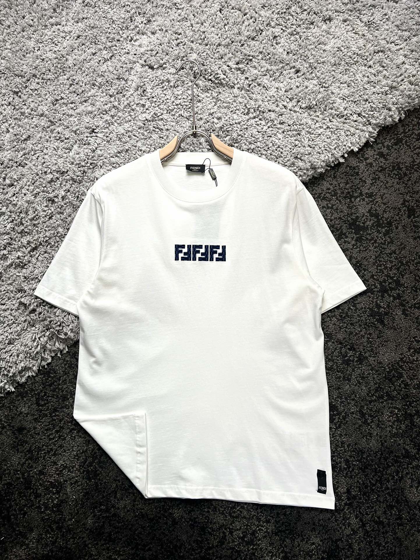 NO:125336,FENDI*Fendi long shoulders wide bust sleeves S70475424.5 M7248.55625 L74505825.5 XL7651.56026 Recommended size S/100-120M 120-L/-170XL/170-190 Double F letter short-sleeved T-shirt *290g customized pure cotton active cotton Fabric breathable and comfortable and easy to clean *Loginal double F color-blocking embroidery Small button decoration *loose style, casual and comfortable, suitable for all occasions All-match styles AAw6606 White Black S-Xl,,fendi,fendi,T-shirt,tees,t-shirt,alexander wang19860909FENDI*芬迪 衣长肩宽胸围袖长 S70475424.5 M7248.55625 L74505825.5 XL7651.56026 推荐尺寸 S/100-120M 120-L/-170XL/ 170-190 双F字母短袖T恤 *290g定制纯棉活性棉 面料透气舒适易清洗 *标识双F拼色刺绣 小扣饰装饰 *宽松版型,休闲自在,适合各种场合穿着 百搭款 男女同款 AAw6606 白色 黑色 S-Xl,,fendi,fendi,T-shirt,tees，t-shirt,alexander wang,Men's clothing