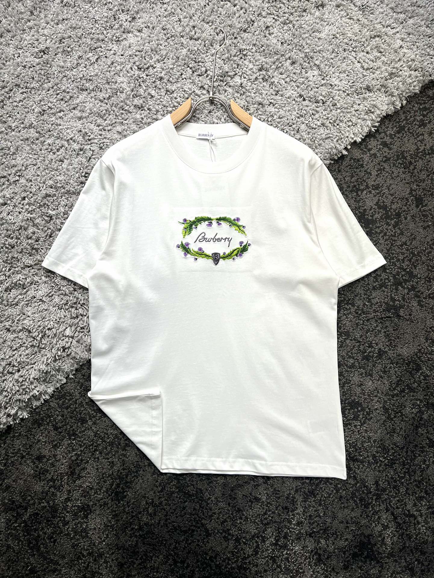 NO:125331,Burberry* Burberry Long Shoulder Wide Bust Sleeve Long S70475424.5 M7248.55625 L74505825.5 XL7651.56026 Recommended Size S/100-120M 120-L/-170XL/ 170-190 Embroidered Flower Short Sleeve T-shirt *290g Customized Pure Cotton Active Cotton Fabric Breathable Comfortable Easy to Clean *Embroidered Flower Spliced ​​Letters Very Beautiful Color *Lose, casual and comfortable, suitable for all occasions All-matched Style Same Model AAW66019 White Black S-Xl,,burberry,burberry,T-shirt,tees,t-shirt,alexander wang19860909Burberry*巴宝莉 衣长肩宽胸围袖长 S70475424.5 M7248.55625 L74505825.5 XL7651.56026 推荐尺寸 S/100-120M 120-L/-170XL/ 170-190 刺绣花卉短袖T恤 *290g定制纯棉活性棉 面料透气舒适易清洗 *刺绣花卉 拼接字母 色系非常亮眼 *宽松版型,休闲自在,适合各种场合穿着 百搭款 男女同款 款号AAW66019 白色 黑色 S-Xl,,burberry,burberry,T-shirt,tees，t-shirt,alexander wang,Men's clothing