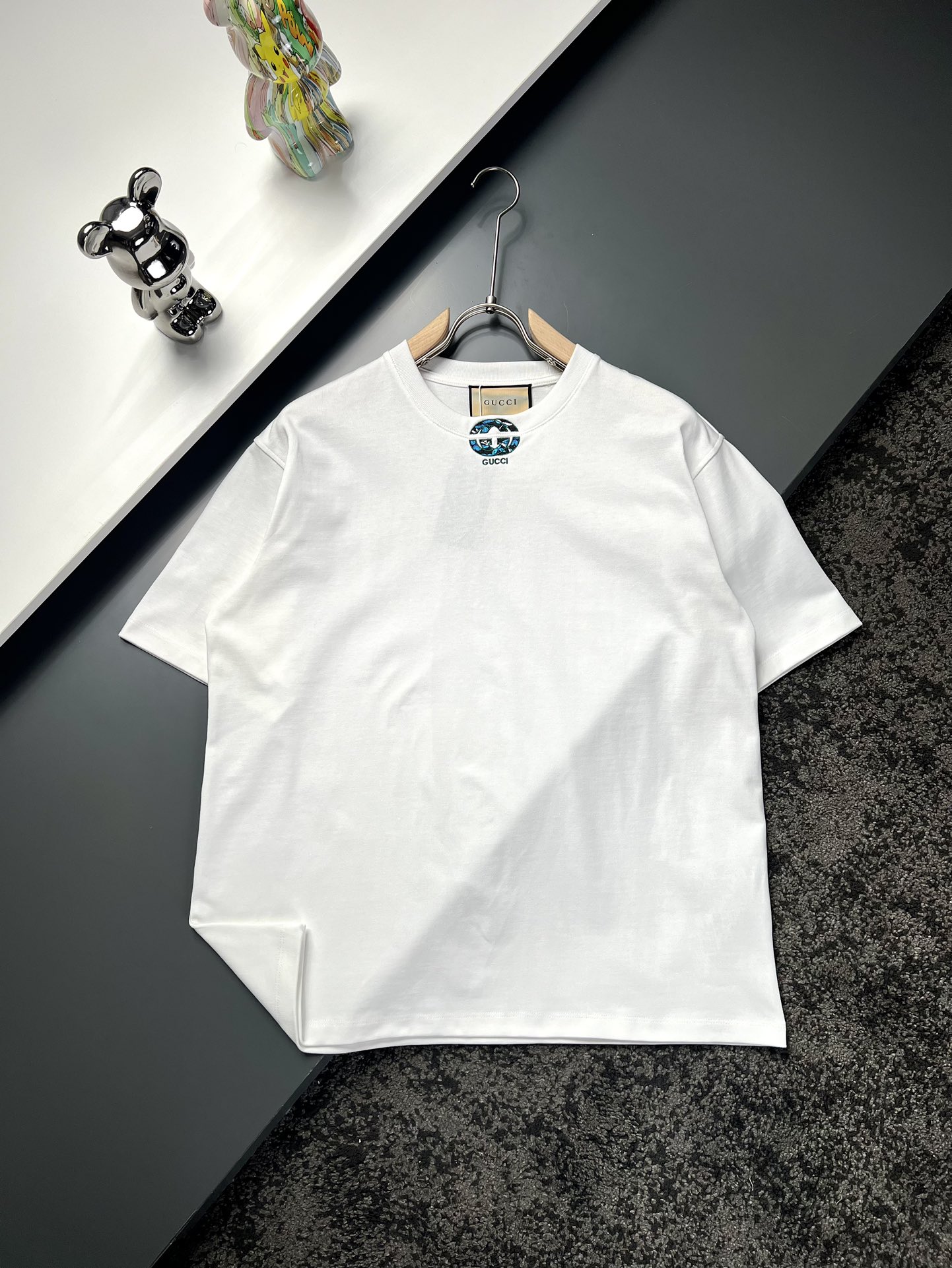 NO:125334,Gucci* Gucci long shoulders wide bust sleeves S 7153.55924 M73556125 L7556.56326 XL77586527 Recommended size S/100-120M/120-150L/150-170XL/170-200 Classic collar embroidered short-sleeved T-shirt *Use super high cost 380g high-great double strand double yarn pure cotton fabric This fabric is thick and crisp, warm and comfortable to wear, wash clothes, oversize version, those who like the higher version can choose *Three-dimensional OS tailoring style, waste material, but the upper body is very casual and full of pulling down Simple design The neckline Belling Wan needle embroidery flower butterfly double G logo Small embroidery adopts layered embroidery technology, layered three-dimensional effect  The overall pattern is small but extremely fresh and three-dimensional *The main model is a very ingenious basic model. Simple and fashionable style. The same style as men and women. Model number JMM8806 White Black S-Xl,,gucci,versace,T-shirt,tees,t-shirt,alexander wang19860909Gucci*古奇 衣长肩宽胸围袖长 S 7153.55924 M73556125 L7556.56326 XL77586527 推荐尺寸 S/100-120M/120-150L/150-170XL/ 170-200 经典领标刺绣短袖T恤 *采用超级高成本的380克高克重双股双纱纯棉面料 此面料厚实挺括 穿着既保暖又舒适 成衣普洗 oversize版 喜欢高版本的可以首选 *立体OS剪裁版型 废料 但上身非常有休闲拉垮感满满 简约设计 领口百灵达万针刺绣花卉蝴蝶双G标识 小小的刺绣采用叠层绣工艺 一层一层叠加出立体效果 整体图案小巧却无比清新立体 *主推款 非常匠心的一个基础款 简约中透露着时尚的气息 男女同款 款号JMM8806 白色 黑色 S-Xl,,gucci,versace,T-shirt,tees，t-shirt,alexander wang,Men's clothing