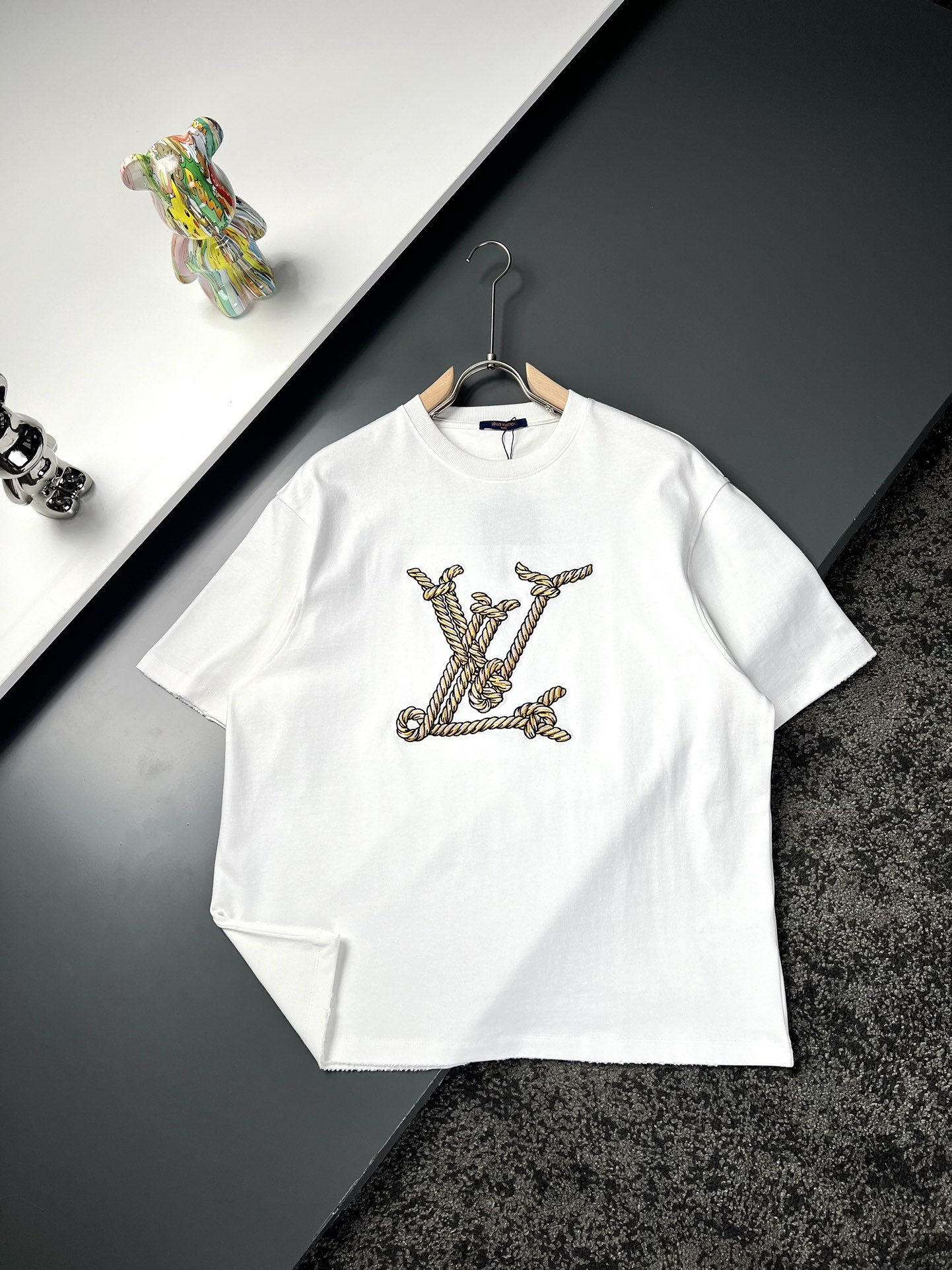 NO:125330,Louis Vuitton*Louis Vuitton long shoulders wide bust length S7055.56124.4 M72576325 L7458.56525.6 XL76606726.2 Recommended size S/100-120M/120-150L/150-170XL/170-200 Twist rope three-dimensional embroidered large-label short-sleeved T-shirt *Use 350g high-great double-strand double-yarn pure cotton fabric This fabric is obviously better than ordinary yarn fabrics due to high uniformity of yarn. The fabric is soft and delicate and more suitable for spring and summer styles. The neckline is threaded 2*2 thickened. The neckline is wide and has no color difference. It is not easy to deform. It is washable. The clothes are generally washed oversize version. If you like the higher version, you can choose first *The front is designed to identify large letters.  Embroidery The Bailingda Wan Needle Embroidery Machine layer by layer to create a three-dimensional effect. The rear turtle back design is hand-made hollow embroidered letter pattern logo. The hem and cuffs are grinding details are handled manually and hand-cut. *OS silhouette style, any figure can be used to control the upper body, the upper body has a good texture, and it is exclusively shipped first. Three standards are the same as men and women. Model number JMM8804 White Black S-Xl,,louis vuitton,louis vuitton,versace,T-shirt,tees,t-shirt,alexander wang19860909Louis Vuitton*路易威登 衣长肩宽胸围袖长 S7055.56124.4 M72576325 L7458.56525.6 XL76606726.2 推荐尺寸 S/100-120M/120-150L/150-170XL/ 170-200 扭绳立体刺绣大标短袖T恤 *采用350克高克重双股双纱纯棉面料 此面料要明显好于普通纱的面料 由于纱线的均匀度高 织出的面料手感柔软细腻更适合春夏款 领口本布螺纹2*2加粗 领口挺阔无色差 不易变形 成衣普洗 oversize版 喜欢高版本的可以首选 *前幅使用扭绳设计标识大字母 刺绣 百灵达万针刺绣机一层一层叠加出立体效果 后副龟背设计手工镂空绣字母图案标识 下摆和袖口磨边细节处理人工定位纯手工割破 *OS廓形版型,任何身材都可以驾驭,上身有型质感好,独家抢先出货.三标齐 男女同款 款号JMM8804 白色 黑色 S-Xl,,louis vuitton,louis vuitton,versace,T-shirt,tees，t-shirt,alexander wang,Men's clothing