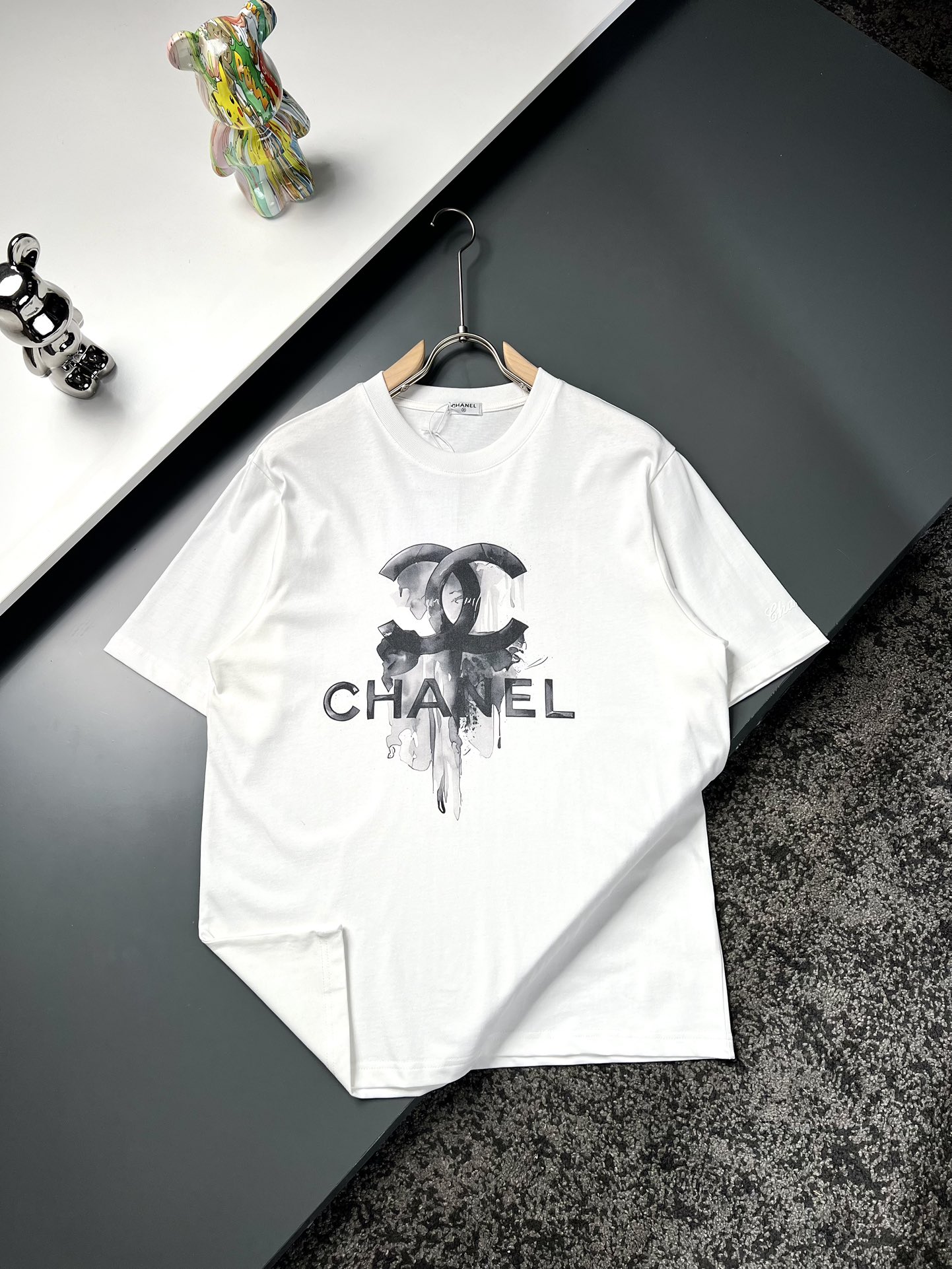 NO:125351,Chanel* Chanel long shoulders wide bust sleeves S70475424.5 M7248.55625 L74505825.5 XL7651.56026 Recommended size S/100-120M/ 120-145L/145-165XL/ 165-190 Graffiti printed logo short-sleeved T-shirt *290g custom pure cotton active cotton fabric breathable and comfortable and easy to clean * Graffiti printed logo can be salty and sweet * Loose style, casual and comfortable, suitable for all occasions All-match styles Same styles, AAw66016 White Black S-Xl,,chanel,chanel,T-shirt,tees,t-shirt,alexander wang19860909Chanel*香奈儿 衣长肩宽胸围袖长 S70475424.5 M7248.55625 L74505825.5 XL7651.56026 推荐尺寸 S/100-120M/ 120-145L/145-165XL/ 165-190 涂鸦印花标识短袖T恤 *290g定制纯棉活性棉 面料透气舒适易清洗 *涂鸦印花标识 可盐可甜 *宽松版型,休闲自在,适合各种场合穿着 百搭款 男女同款款, AAw66016 白色 黑色 S-Xl,,chanel,chanel,T-shirt,tees，t-shirt,alexander wang,Men's clothing