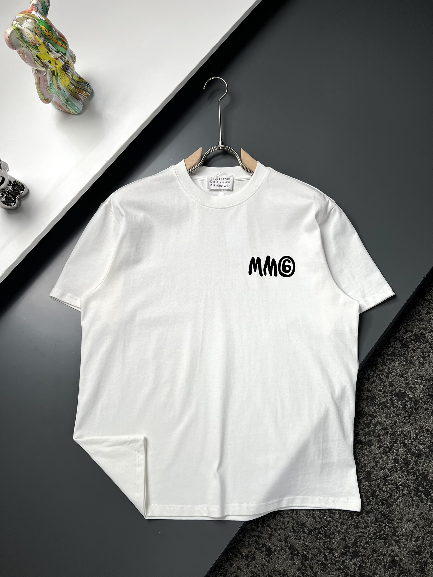 NO:135407,Martin Margiela*Margiela Long Shoulder Wide Bust Sleeve Long S 714911022 M735011423 L755111824 XL775212225 Recommended Size S/100-120M/ 120-140L/ 140-160XL/ 160-180 Foam signature short-sleeved T-shirt *Customized 280g cotton fabric, soft fabric, skin-friendly and comfortable *Female micro-mark MM6 back signature logo Use foaming technology to make it more advanced *Top elements are fusion, both incomparable, interpreting your luxury and taste, and creating your fashionable charm. The washing method is recommended to dry cleaning or wrap the back of the laundry bag, machine-wash and dry naturally!  Men and women model number XY3419 White Black S-Xl,,masion margiela,masion margiela,T-shirt,tees,t-shirt,alexander wang19860909Martin Margiela*马吉拉 衣长肩宽胸围袖长 S 714911022 M735011423 L755111824 XL775212225 推荐尺寸 S/100-120M/ 120-140L/ 140-160XL/ 160-180 发泡签名短袖T恤 *定制280克全棉面料,面料柔软,亲肤舒适 *前胸微标MM6 后幅签名标识 运用了发泡工艺 更显高级 *顶级元素融合打造,无论是上身舒适度都是无可比拟的存在,诠释你的奢华与品位,打造你的时尚风情魅力所在 洗涤方式建议干洗或包裹洗衣袋反面单独冷水快速机洗自然晾干！ 男女同款 款号XY3419 白色 黑色 S-Xl,,masion margiela,masion margiela,T-shirt,tees，t-shirt,alexander wang,Men's clothing