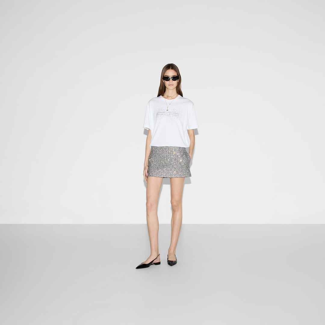 NO:125324,Gucci* Gucci long shoulders, wide bust and sleeves S725011022.5 M745211423.5 L765411824.5 XL785612225.5 Recommended size S/100-120M/ 125-L/ -165XL/ 165-190 Rhinestone logo star short-sleeved T-shirt *26 pinch cotton 300g fabric The fabric has been washed and feels more comfortable. It is skin-friendly and breathable and cannot be pilled!  Breathable, comfortable and easy to clean *The front logo is double G full of starry rhinestone decoration *Stylish and individual, salty and sweet, embellished with dazzling details, and is decorated with unique and innovative products. The washing method is recommended to dry cleaning or wrap the back of the laundry bag to quickly machine-wash and dry naturally!  Model number XL1135 White Pink Black S-Xl,,gucci,T-shirt,tees,t-shirt,alexander wang19860909Gucci*古奇 衣长肩宽胸围袖长 S725011022.5 M745211423.5 L765411824.5 XL785612225.5 推荐尺寸 S/100-120M/ 125-L/ -165XL/ 165-190 水钻标识满天星短袖T恤 *26支精紧赛 棉 300g 面料 面料经过洗水处理,手感更加舒适.亲肤透气不起球！透气舒适易清洗 *前幅标识双G满天星水钻装饰 *时尚又个性,可盐可甜,缀饰耀目细节的系列精选单品为品牌经典风格注入别致新意. 洗涤方式建议干洗或包裹洗衣袋反面单独冷水快速机洗自然晾干！款号XL1135  白色 粉色 黑色 S-Xl,,gucci,T-shirt,tees，t-shirt,alexander wang,Men's clothing