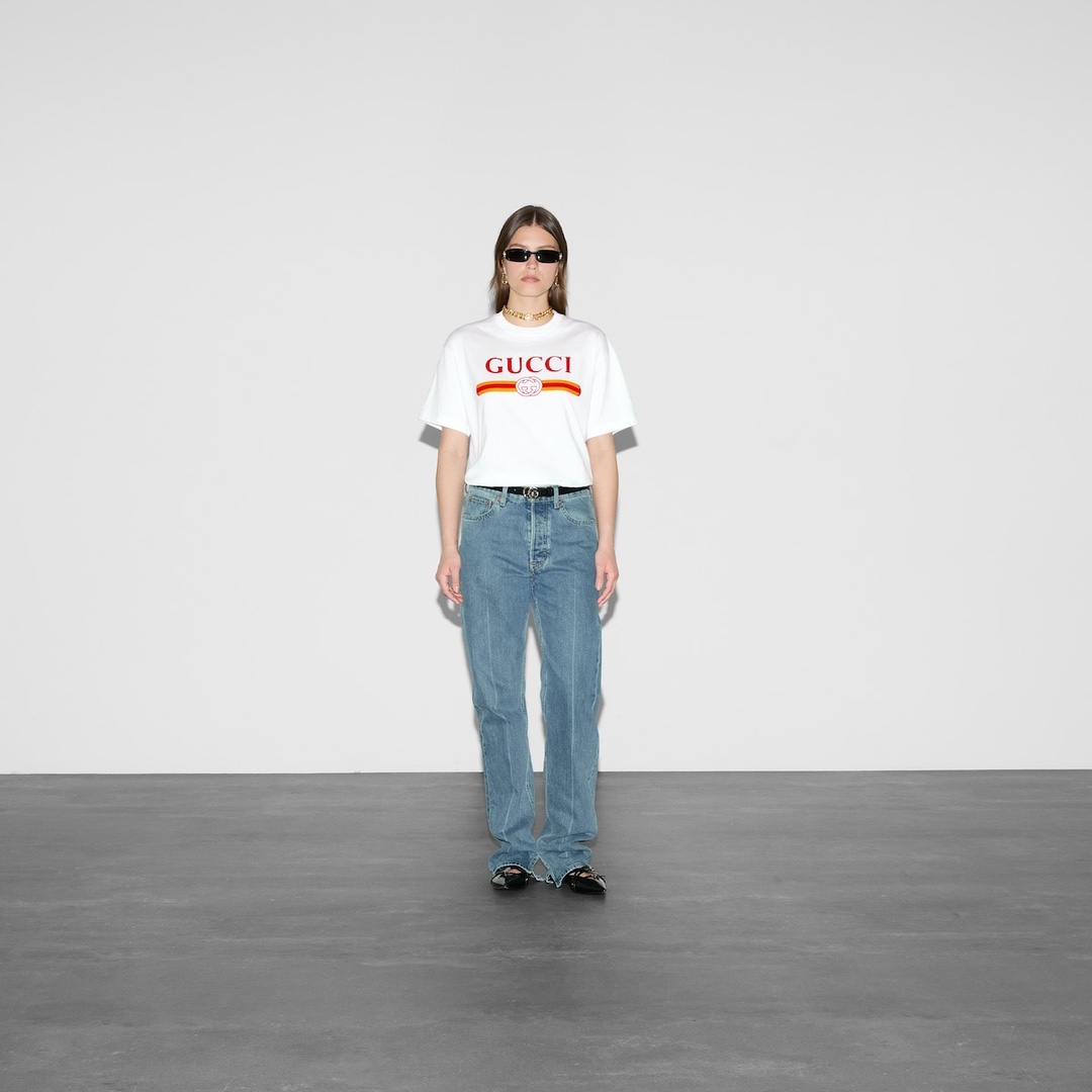 NO:125342,Gucci* Gucci long shoulders, wide bust and sleeves S725011022.5 M745211423.5 L765411624.5 XL785612225.5 Recommended size S/100-120M/ 120-145L/145-165XL/ 165-190 Webbing letter short-sleeved T-shirt *26 fine tightening cotton 300g fabric The fabric has been washed and feels more comfortable. It is skin-friendly and breathable and cannot be pilled!  Breathable, comfortable and easy to clean * Cleverly incorporate Gucci webbing prints to show a unique style. * Fashionable and personalized, salty and sweet, rejuvenating the brand's classic design elements and exquisite patterns from a modern perspective to show the unique style. It is recommended to dry cleaning or wrap the back of the laundry bag to quickly machine-wash and dry naturally!  Men and women white black S-Xl, gucci, T-shirt,tees, t-shirt,alexander wang19860909Gucci*古奇 衣长肩宽胸围袖长 S725011022.5 M745211423.5 L765411624.5 XL785612225.5 推荐尺寸 S/100-120M/ 120-145L/145-165XL/ 165-190 织带字母短袖T恤 *26支精紧赛 棉 300g 面料 面料经过洗水处理,手感更加舒适.亲肤透气不起球！透气舒适易清洗 *巧妙融入Gucci织带印花,彰显别样风采. *时尚又个性,可盐可甜,以现代视角焕新诠释品牌经典设计元素和精致图案展现特有风格. 洗涤方式建议干洗或包裹洗衣袋反面单独冷水快速机洗自然晾干！ 男女同款 白色 黑色 S-Xl,,gucci,T-shirt,tees，t-shirt,alexander wang,Men's clothing