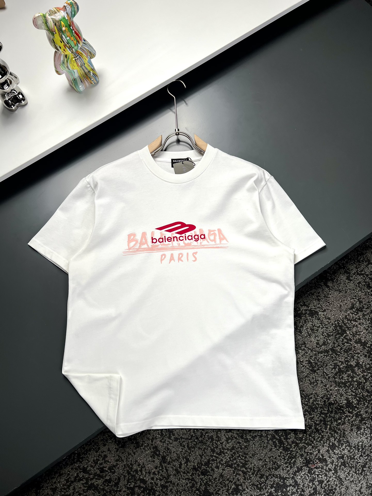 NO:125340,Balenciaga* Balenciaga long shoulders wide bust length S714911022 M735011423 L755111624 XL775212225 Recommended size S/100-120M/ 120-140L/140-160XL/ 160-180 Note logo short-sleeved T-shirt *Customized 280g cotton fabric, soft fabric, skin-friendly and comfortable *Front graffiti printing brand letter splicing notes *Top elements are fusion, no matter the comfort of the upper body, it is incomparable, interpreting your luxury and taste, and creating your fashionable charm. The same style of men and women. Model number XY3420 White Black  S-Xl, balenciaga, balenciaga, T-shirt,tees, t-shirt,alexander wang19860909Balenciaga*巴黎世家 衣长肩宽胸围袖长 S714911022 M735011423 L755111624 XL775212225 推荐尺寸 S/100-120M/ 120-140L/140-160XL/ 160-180 音符标识短袖T恤 *定制280克全棉面料,面料柔软,亲肤舒适 *前幅涂鸦印花品牌字母拼接音符标识 *顶级元素融合打造,无论是上身舒适度都是无可比拟的存在,诠释你的奢华与品位,打造你的时尚风情魅力所在 男女同款 款号XY3420 白色 黑色 S-Xl,,balenciaga,balenciaga,T-shirt,tees，t-shirt,alexander wang,Men's clothing