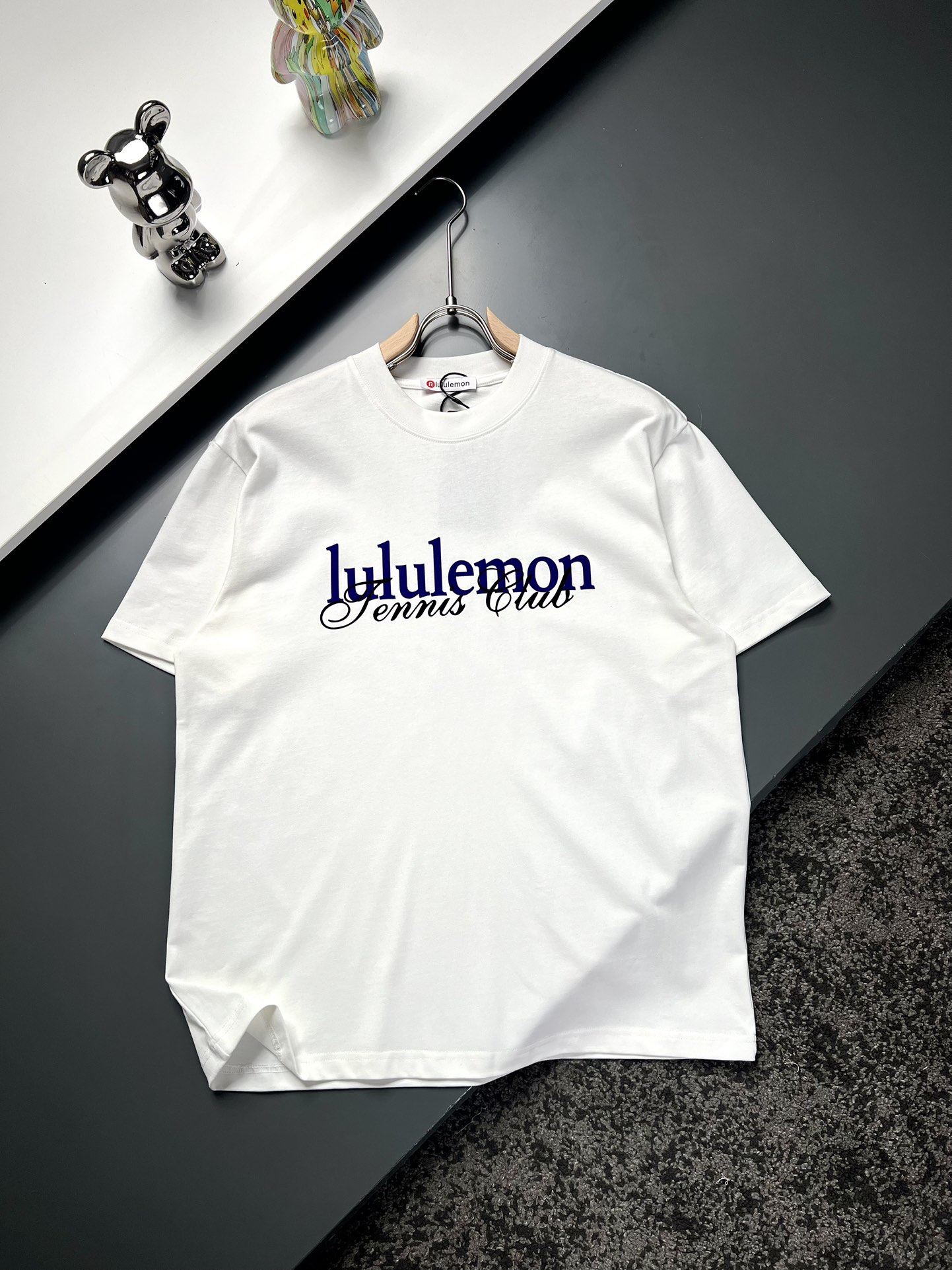 NO:125337,lululemon*Lulu Long Shoulder Wide Bust Sleeve Long S714911022 M735011423 L755111624 XL775212225 Recommended Size S/100-120M/ 120-140L/ 140-160XL/ 160-180 Printed Letter Short Sleeve T-shirt *Customized 280g cotton fabric, soft fabric, skin-friendly and comfortable *Flocking graffiti printed letter logo on chest Flocking micro logo on back * Very simple and atmospheric version No matter the comfort of the upper body, it is incomparable, interpreting your luxury and taste, and creating your fashionable charm. The same size of men and women XY3423 White Red Black  S-Xl, T-shirt,tees,t-shirt,alexander wang19860909lululemon*露露 衣长肩宽胸围袖长 S 714911022 M735011423 L755111624 XL775212225 推荐尺寸 S/100-120M/ 120-140L/ 140-160XL/ 160-180 印花字母短袖T恤 *定制280克全棉面料,面料柔软,亲肤舒适 *胸前植绒涂鸦印花字母标识 后幅植绒微标 *非常简约大气的一款 无论是上身舒适度都是无可比拟的存在,诠释你的奢华与品位,打造你的时尚风情魅力所在 男女同款款号 XY3423 白色 红色 黑色 S-Xl,,T-shirt,tees，t-shirt,alexander wang,Men's clothing