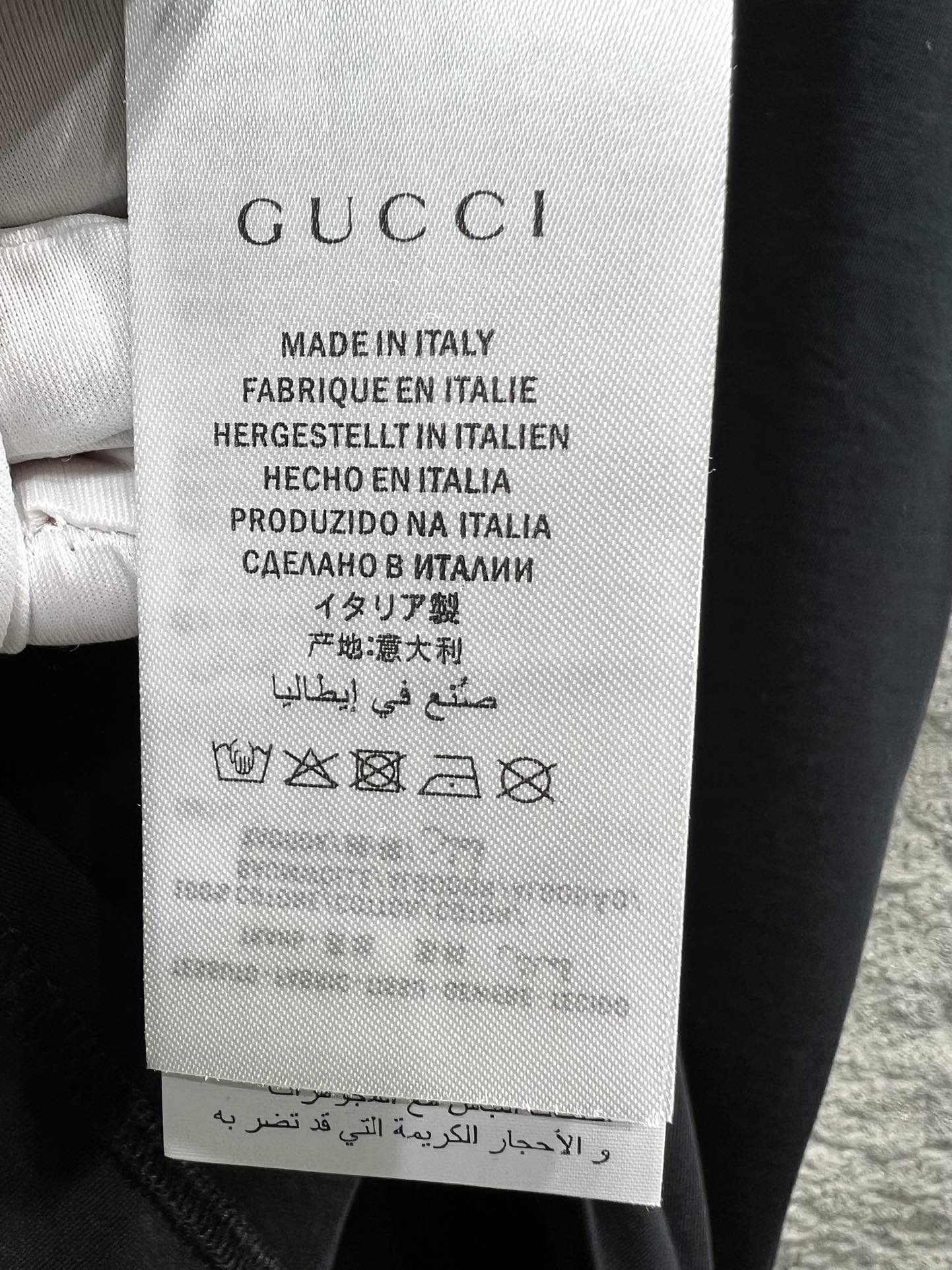 P165, Gucci*古奇

logo印花短袖T恤®
*采用重磅300g 26支双纱紧密纺平纹面料，质感与舒适度的完美结合，让你在任何场合都能自信满满。
*白蓝：清新脱俗，夏日里的一抹清凉，让你在人群中独树一帜。
 *白绿：活力四射，春日里的一抹新绿，为你的穿搭增添无限生机。
*灰色：低调奢华，永恒的经典，适合每一个追求简约而不简单的你。
*藏青色：深邃神秘，展现你的成熟魅力，让你在任何场合都显得沉稳大气。
*穿上这件Gucci Logo T恤，让时尚成为你的日常，让经典成为你的标签。快来选购你的专属色彩，开启你的时尚之旅吧！
⚠️洗涤方式：建议干洗或包裹洗衣袋反面单独冷水快速机洗自然晾干！
男女同款 

𝐂𝐎𝐋𝐎𝐔𝐑：白蓝 白绿 灰色 藏青

𝐒𝐈𝐙𝐄：S-Xl