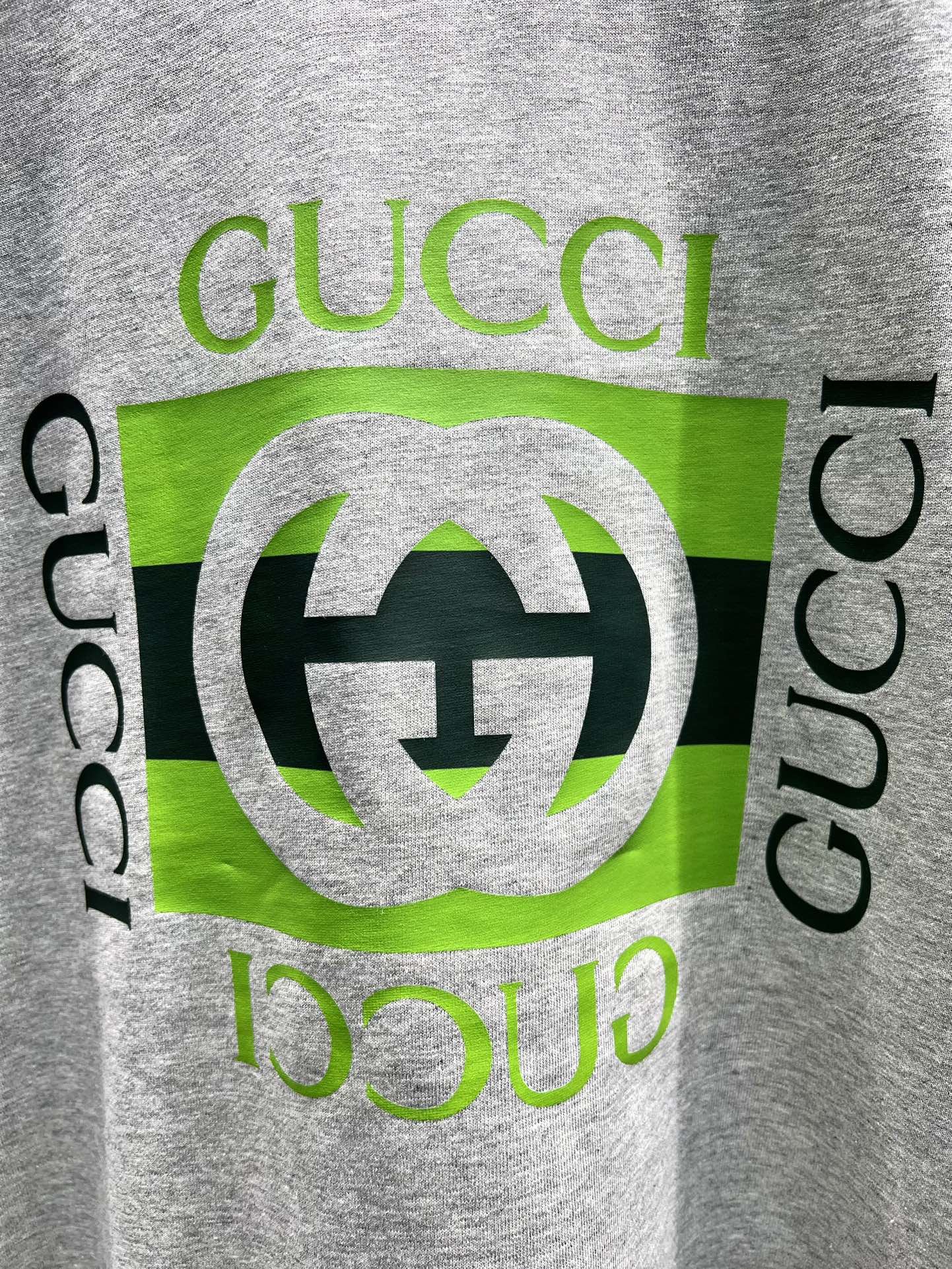 P165, Gucci*古奇

logo印花短袖T恤®
*采用重磅300g 26支双纱紧密纺平纹面料，质感与舒适度的完美结合，让你在任何场合都能自信满满。
*白蓝：清新脱俗，夏日里的一抹清凉，让你在人群中独树一帜。
 *白绿：活力四射，春日里的一抹新绿，为你的穿搭增添无限生机。
*灰色：低调奢华，永恒的经典，适合每一个追求简约而不简单的你。
*藏青色：深邃神秘，展现你的成熟魅力，让你在任何场合都显得沉稳大气。
*穿上这件Gucci Logo T恤，让时尚成为你的日常，让经典成为你的标签。快来选购你的专属色彩，开启你的时尚之旅吧！
⚠️洗涤方式：建议干洗或包裹洗衣袋反面单独冷水快速机洗自然晾干！
男女同款 

𝐂𝐎𝐋𝐎𝐔𝐑：白蓝 白绿 灰色 藏青

𝐒𝐈𝐙𝐄：S-Xl