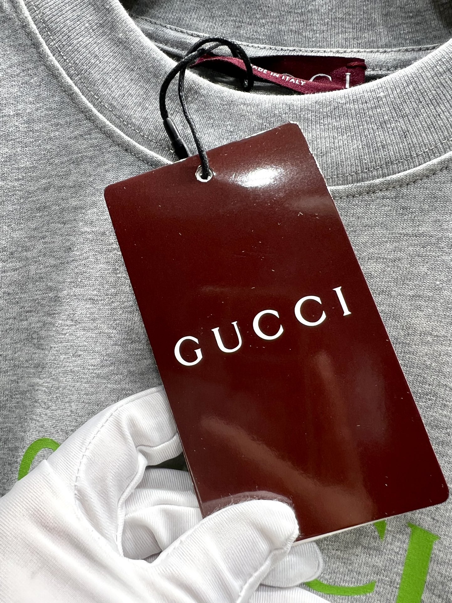 P165, Gucci*古奇

logo印花短袖T恤®
*采用重磅300g 26支双纱紧密纺平纹面料，质感与舒适度的完美结合，让你在任何场合都能自信满满。
*白蓝：清新脱俗，夏日里的一抹清凉，让你在人群中独树一帜。
 *白绿：活力四射，春日里的一抹新绿，为你的穿搭增添无限生机。
*灰色：低调奢华，永恒的经典，适合每一个追求简约而不简单的你。
*藏青色：深邃神秘，展现你的成熟魅力，让你在任何场合都显得沉稳大气。
*穿上这件Gucci Logo T恤，让时尚成为你的日常，让经典成为你的标签。快来选购你的专属色彩，开启你的时尚之旅吧！
⚠️洗涤方式：建议干洗或包裹洗衣袋反面单独冷水快速机洗自然晾干！
男女同款 

𝐂𝐎𝐋𝐎𝐔𝐑：白蓝 白绿 灰色 藏青

𝐒𝐈𝐙𝐄：S-Xl