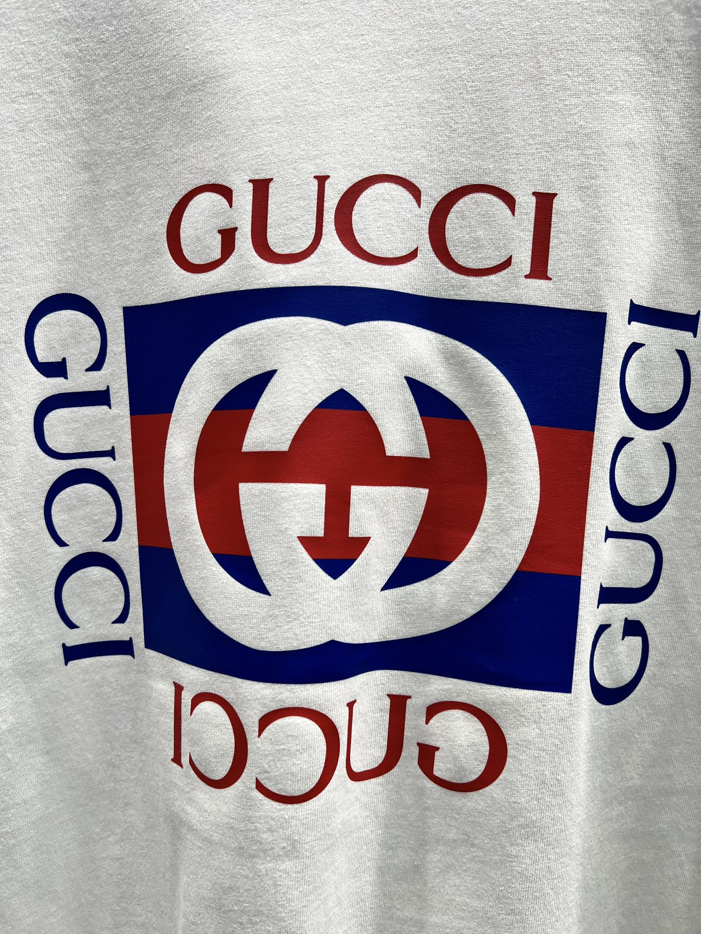 P165, Gucci*古奇

logo印花短袖T恤®
*采用重磅300g 26支双纱紧密纺平纹面料，质感与舒适度的完美结合，让你在任何场合都能自信满满。
*白蓝：清新脱俗，夏日里的一抹清凉，让你在人群中独树一帜。
 *白绿：活力四射，春日里的一抹新绿，为你的穿搭增添无限生机。
*灰色：低调奢华，永恒的经典，适合每一个追求简约而不简单的你。
*藏青色：深邃神秘，展现你的成熟魅力，让你在任何场合都显得沉稳大气。
*穿上这件Gucci Logo T恤，让时尚成为你的日常，让经典成为你的标签。快来选购你的专属色彩，开启你的时尚之旅吧！
⚠️洗涤方式：建议干洗或包裹洗衣袋反面单独冷水快速机洗自然晾干！
男女同款 

𝐂𝐎𝐋𝐎𝐔𝐑：白蓝 白绿 灰色 藏青

𝐒𝐈𝐙𝐄：S-Xl