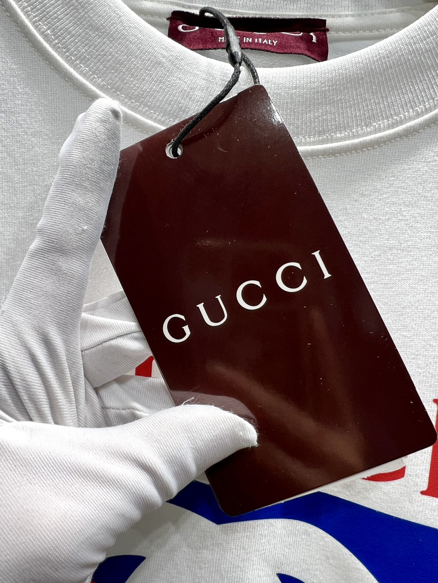 P165, Gucci*古奇

logo印花短袖T恤®
*采用重磅300g 26支双纱紧密纺平纹面料，质感与舒适度的完美结合，让你在任何场合都能自信满满。
*白蓝：清新脱俗，夏日里的一抹清凉，让你在人群中独树一帜。
 *白绿：活力四射，春日里的一抹新绿，为你的穿搭增添无限生机。
*灰色：低调奢华，永恒的经典，适合每一个追求简约而不简单的你。
*藏青色：深邃神秘，展现你的成熟魅力，让你在任何场合都显得沉稳大气。
*穿上这件Gucci Logo T恤，让时尚成为你的日常，让经典成为你的标签。快来选购你的专属色彩，开启你的时尚之旅吧！
⚠️洗涤方式：建议干洗或包裹洗衣袋反面单独冷水快速机洗自然晾干！
男女同款 

𝐂𝐎𝐋𝐎𝐔𝐑：白蓝 白绿 灰色 藏青

𝐒𝐈𝐙𝐄：S-Xl