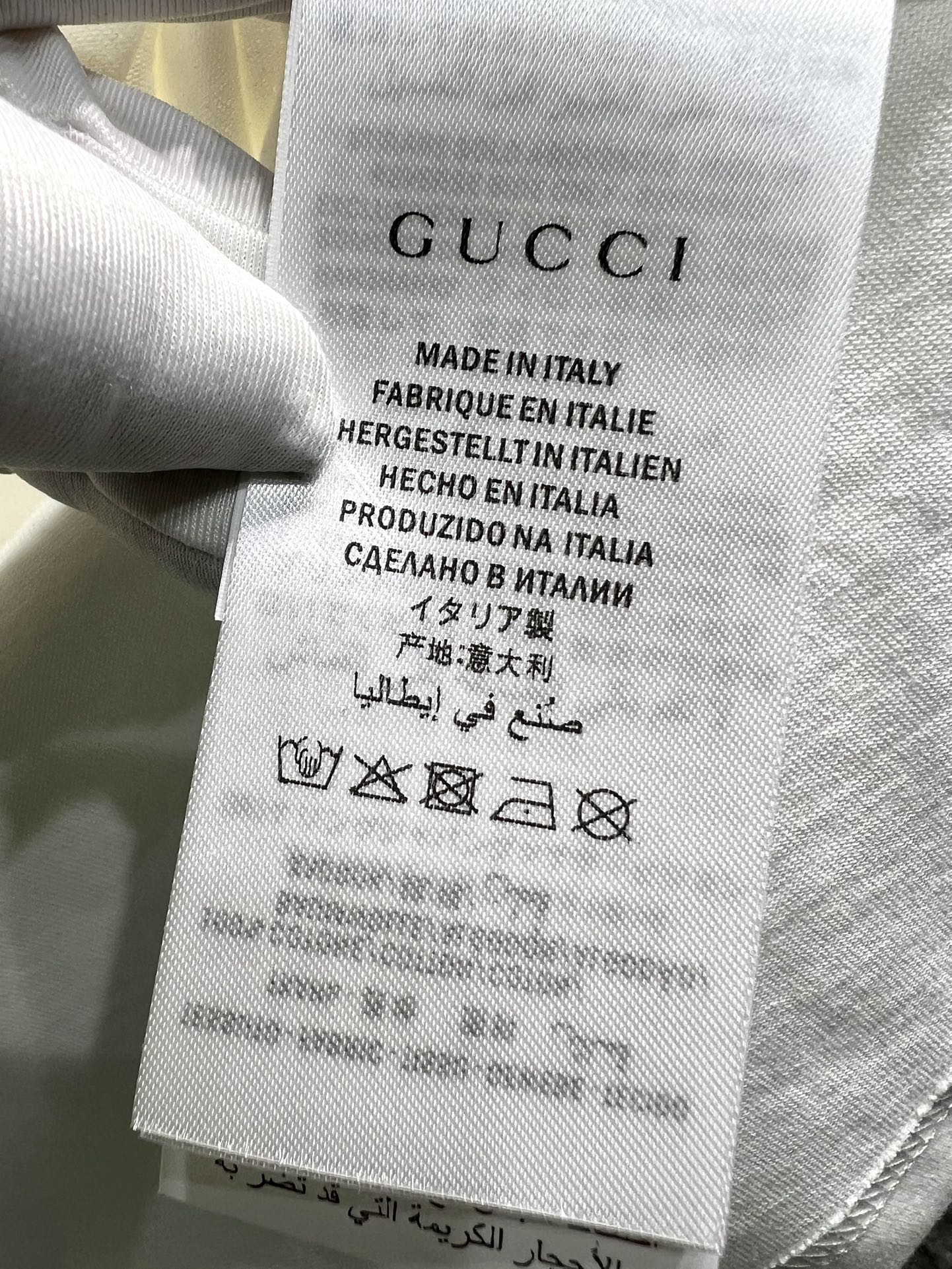 P165, Gucci*古奇

logo印花短袖T恤®
*采用重磅300g 26支双纱紧密纺平纹面料，质感与舒适度的完美结合，让你在任何场合都能自信满满。
*白蓝：清新脱俗，夏日里的一抹清凉，让你在人群中独树一帜。
 *白绿：活力四射，春日里的一抹新绿，为你的穿搭增添无限生机。
*灰色：低调奢华，永恒的经典，适合每一个追求简约而不简单的你。
*藏青色：深邃神秘，展现你的成熟魅力，让你在任何场合都显得沉稳大气。
*穿上这件Gucci Logo T恤，让时尚成为你的日常，让经典成为你的标签。快来选购你的专属色彩，开启你的时尚之旅吧！
⚠️洗涤方式：建议干洗或包裹洗衣袋反面单独冷水快速机洗自然晾干！
男女同款 

𝐂𝐎𝐋𝐎𝐔𝐑：白蓝 白绿 灰色 藏青

𝐒𝐈𝐙𝐄：S-Xl