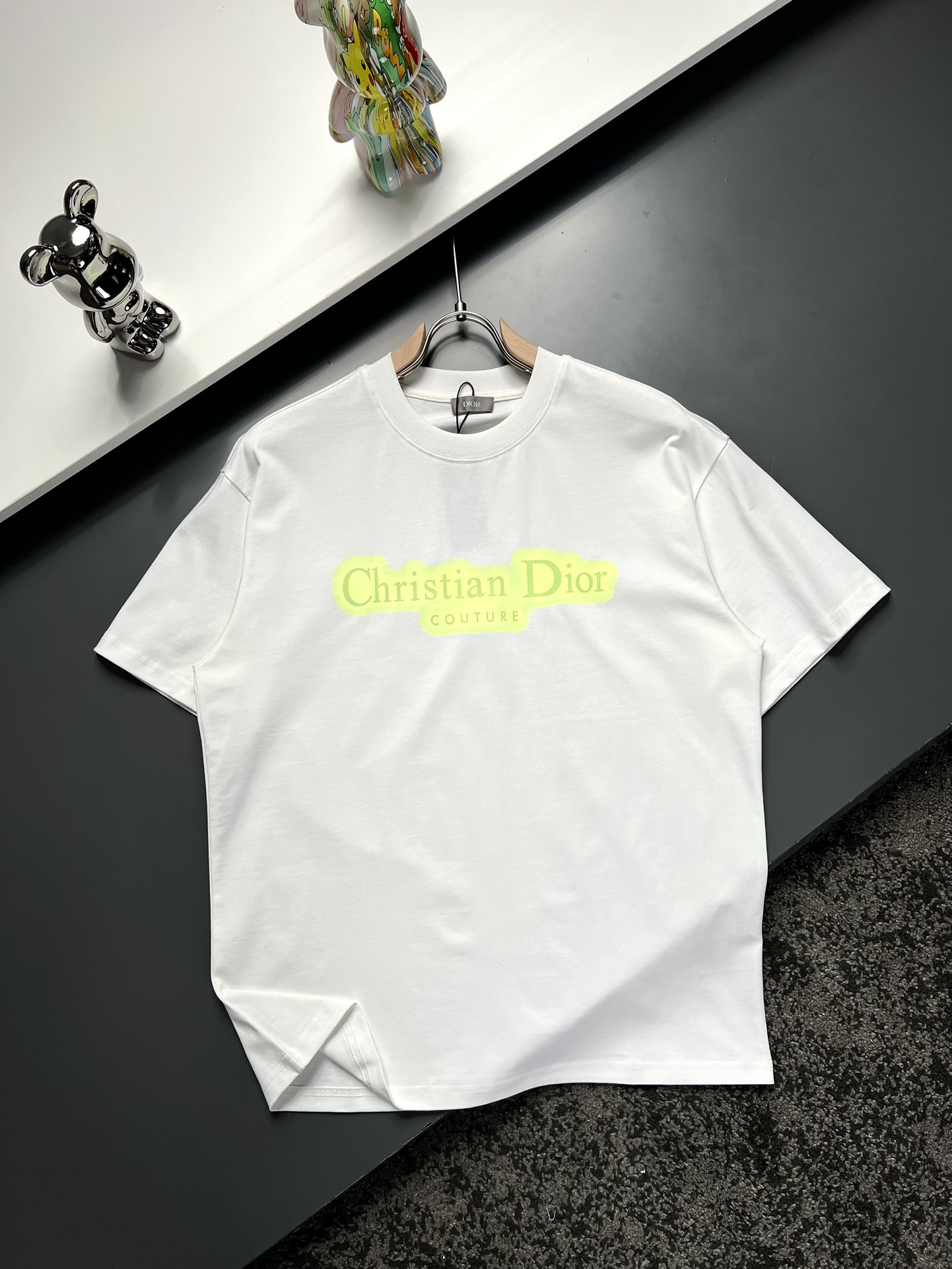 NO:125339,Dior*Dior long shoulders wide bust length S72555621.5 M74575822 L76596022.5 XL78616223 Recommended size S/100-120M/ 120-140L/140-160XL/ 160-180 Fluorescent letter short-sleeved T-shirt *Customized 280g cotton fabric, soft fabric, skin-friendly and comfortable *Fashion items with fluorescent green 