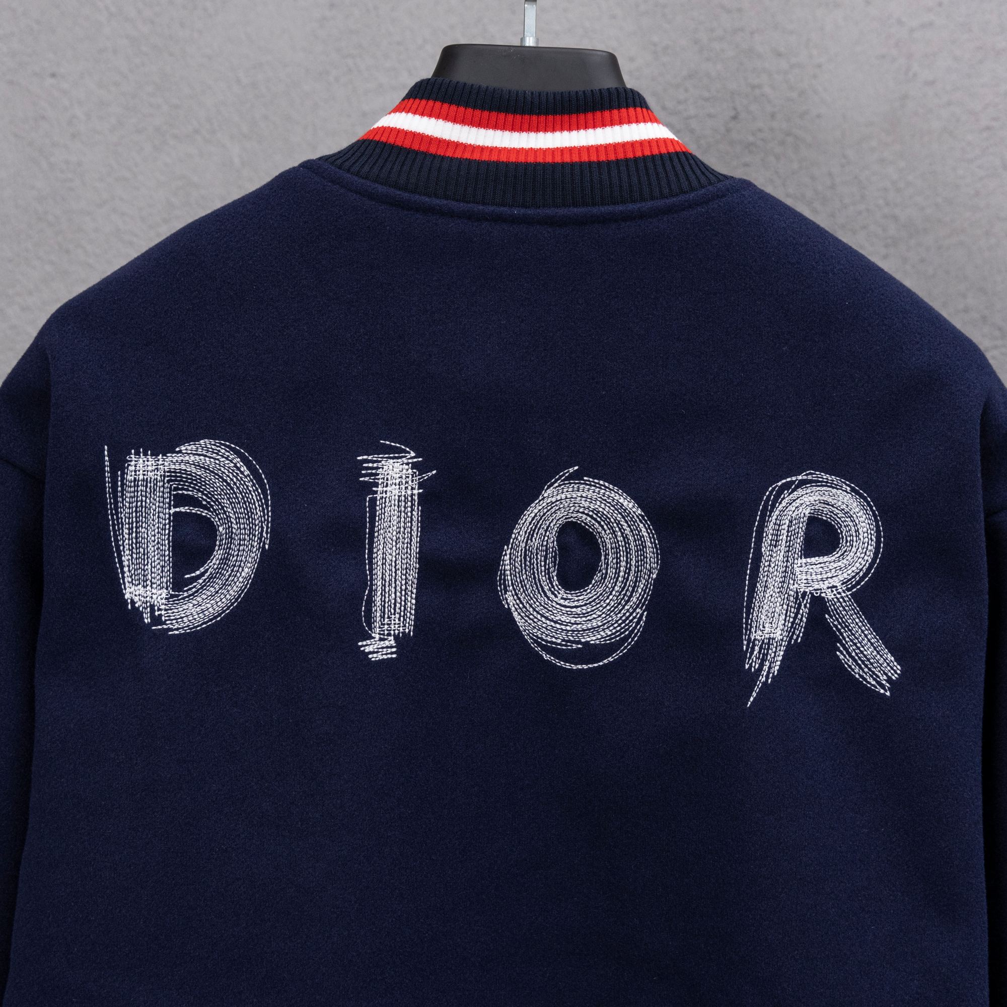 Chaqueta de Béisbol Dior con Bordado de Alta Densidad, Estilo Desfile 25SS 5 a1755018321583 4033