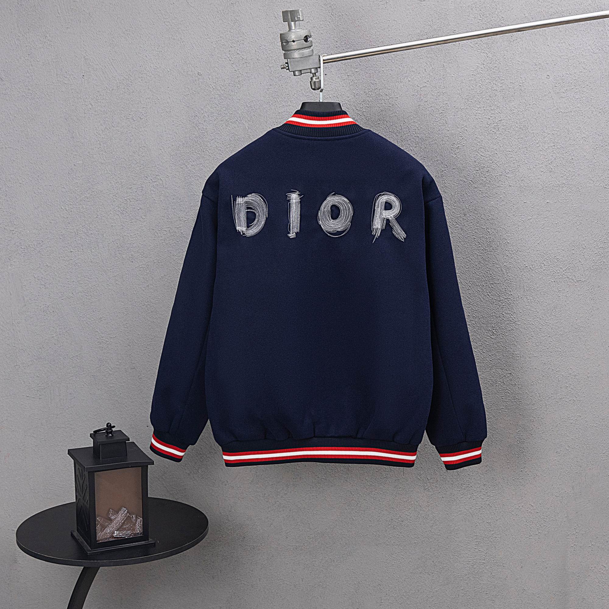 Chaqueta de Béisbol Dior con Bordado de Alta Densidad, Estilo Desfile 25SS 3 a1755018321746 4560